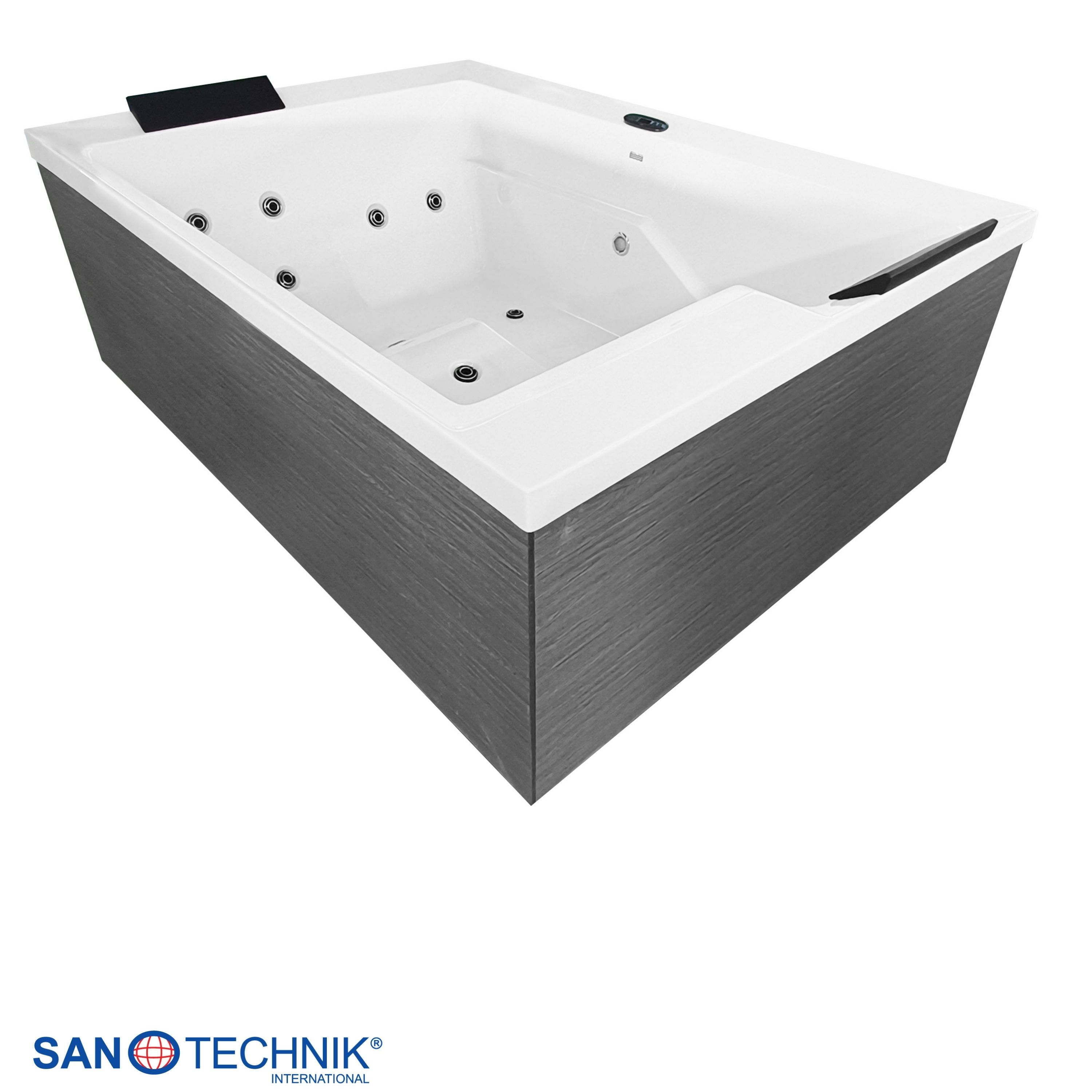 Eine weiße Wanne mit dunkler Holzverkleidung und schwarzen Düsen.