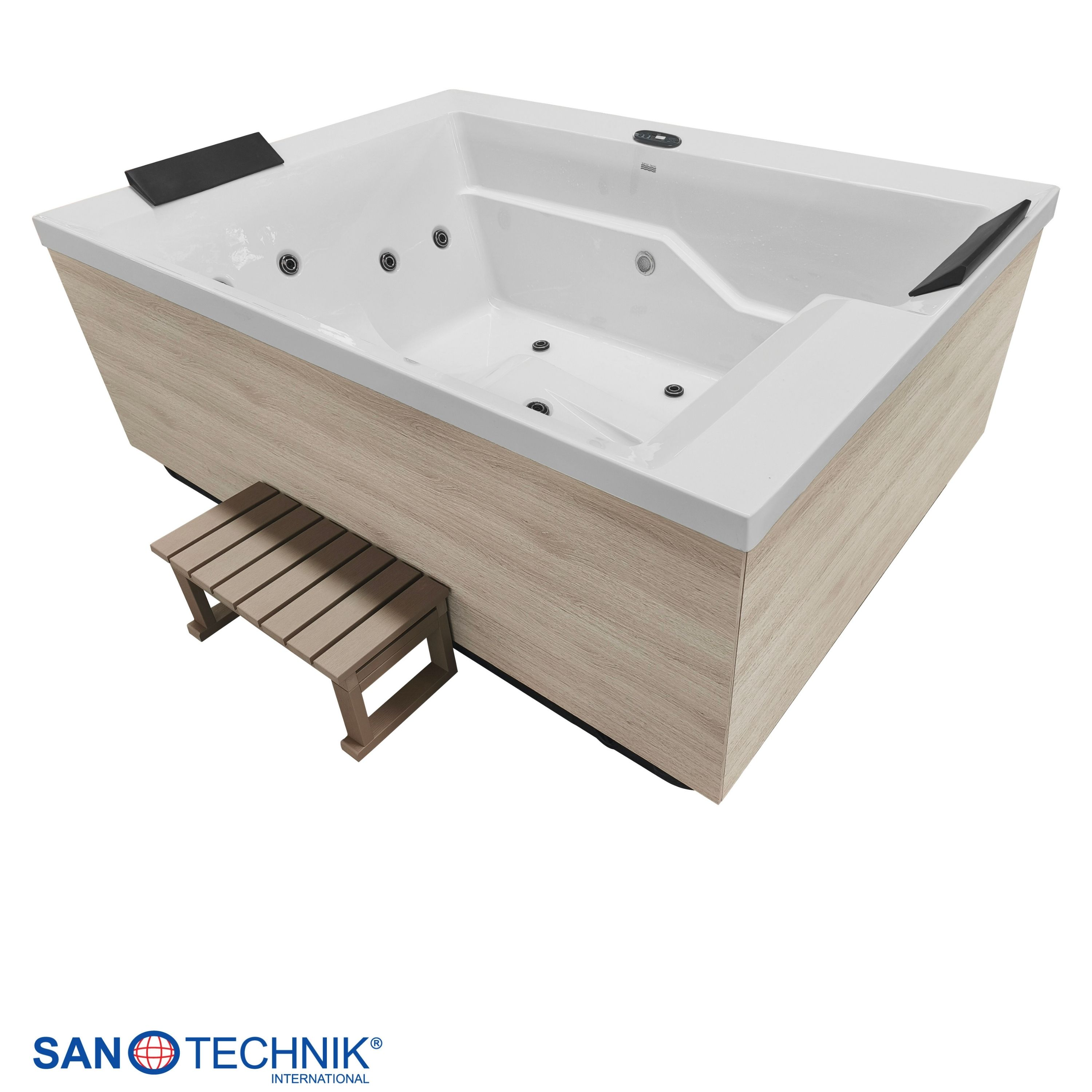 Ein rechteckiger Whirlpool mit Holzakzenten und einer Holzstufe.