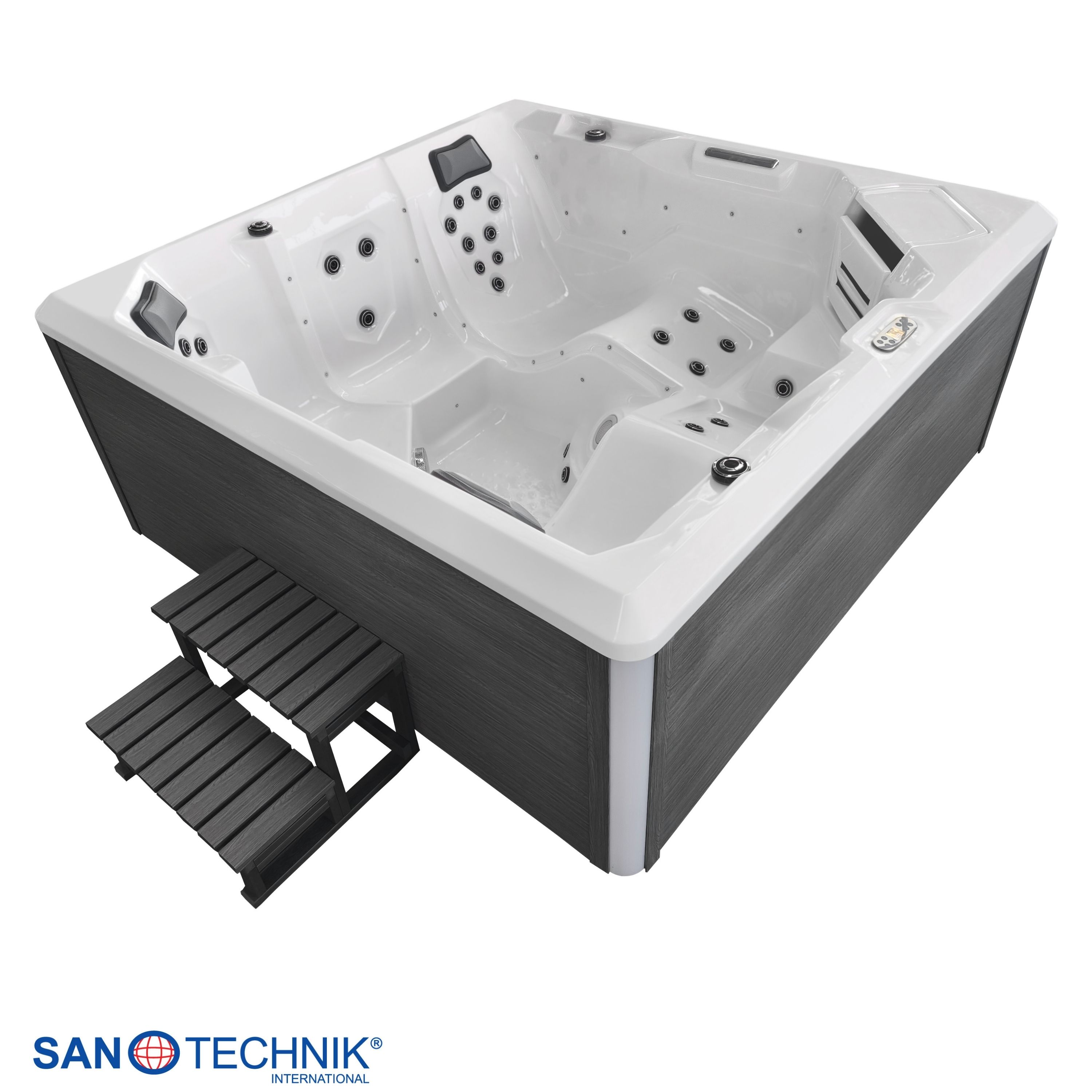 Ein weißer und dunkelgrauer Whirlpool mit eingebauten Düsen und Sitzgelegenheiten, mit einer zweistufigen dunkelgrauen Holzleiter links.