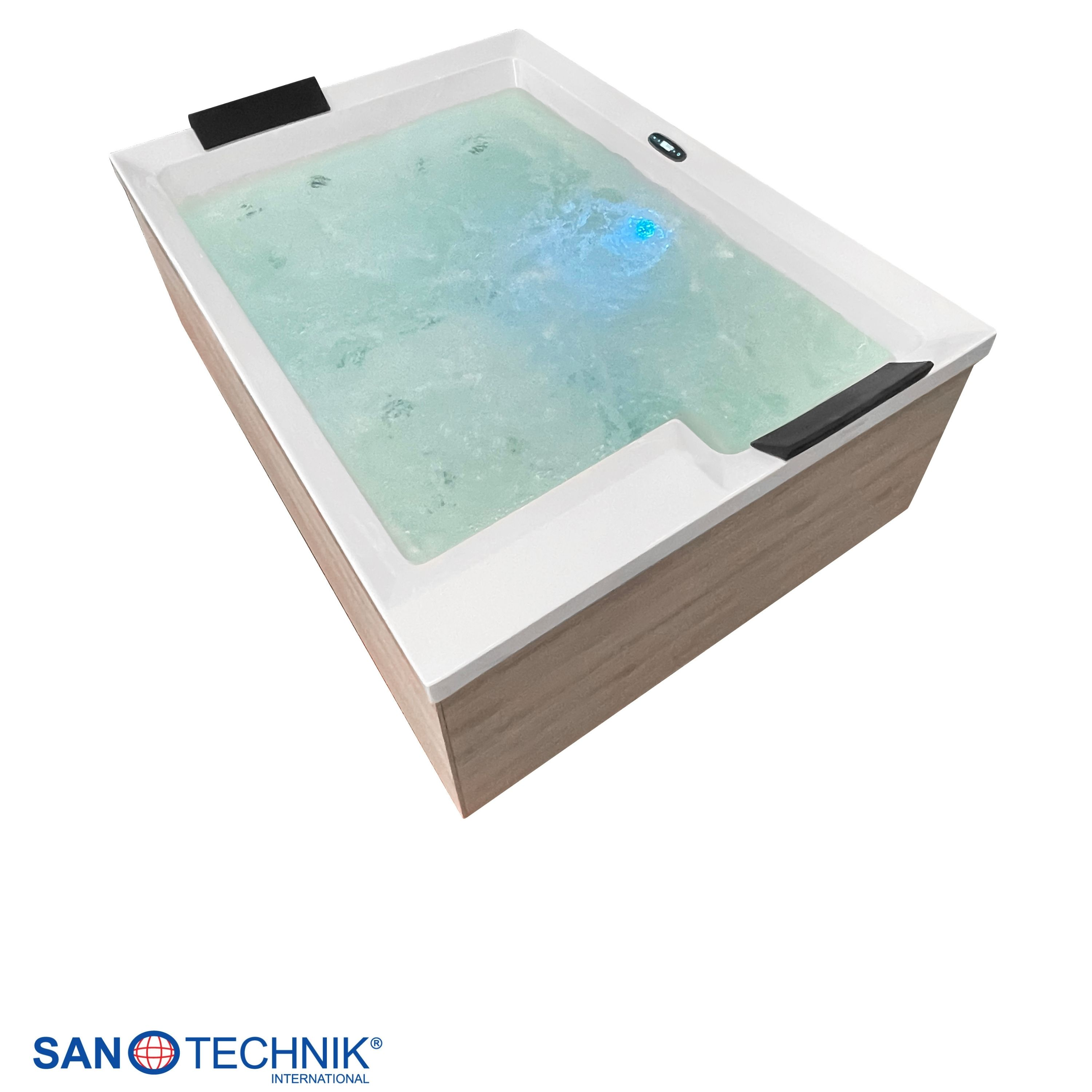 Ein moderner Whirlpool mit Holzverkleidung und blauer Beleuchtung.