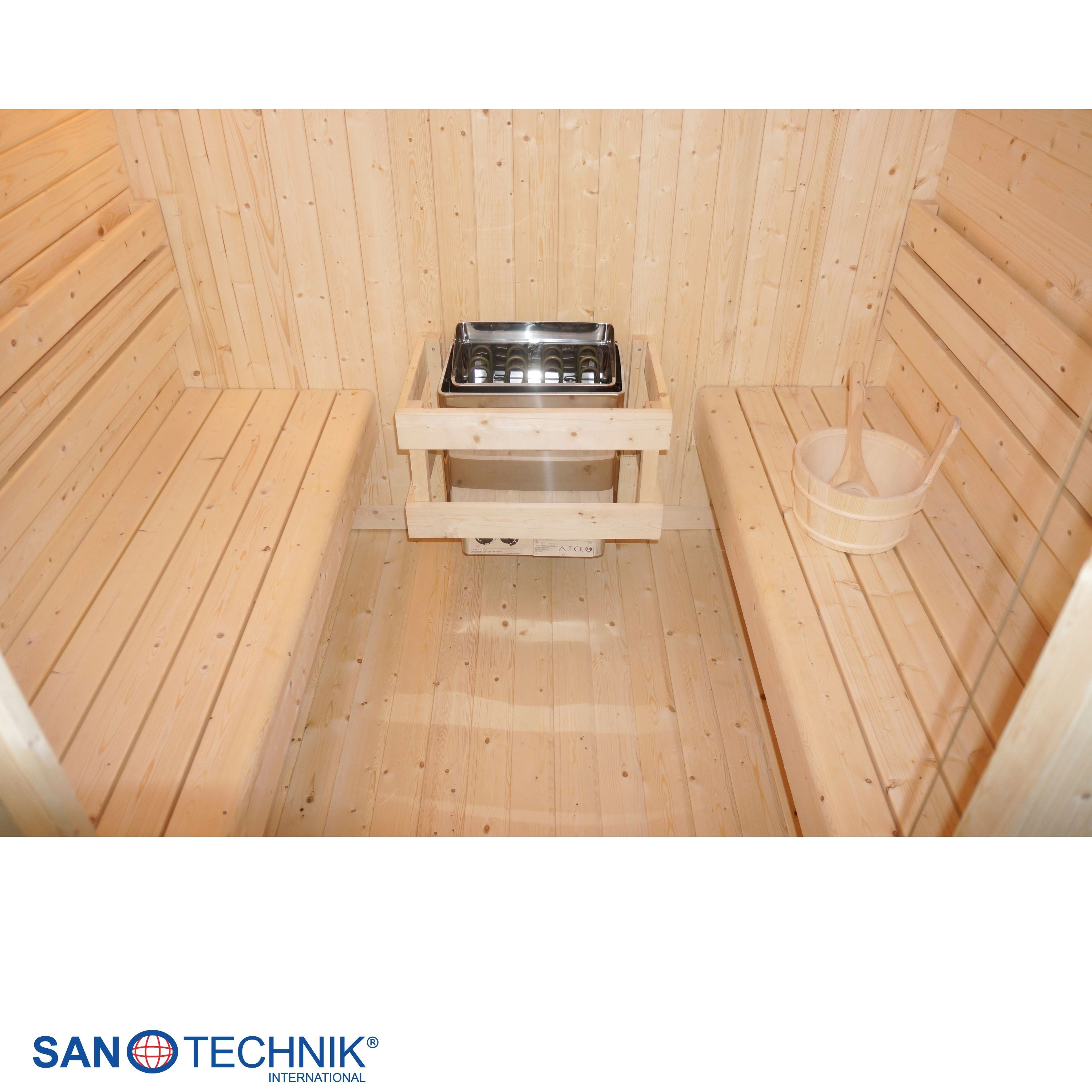 Eine Holzbalkensauna mit einem Ofen und einem Holzeimer mit Schöpfkellen.