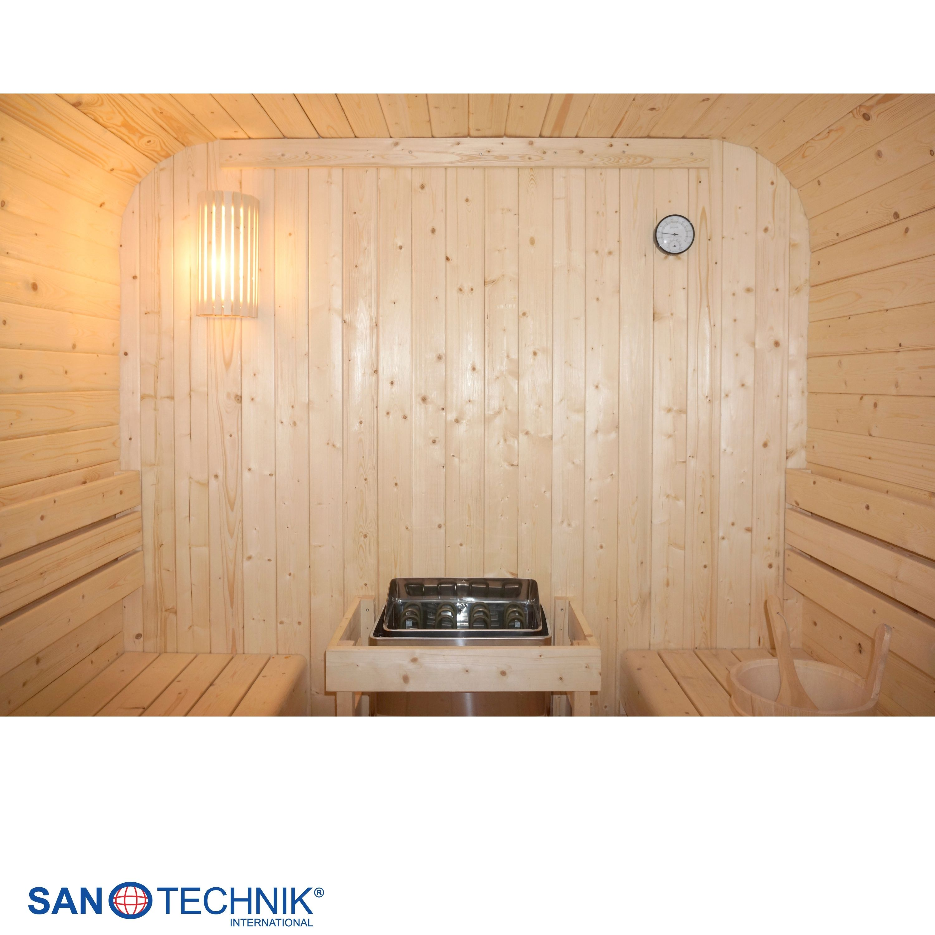 Holzsauna mit Heizung, Sitzbänken, Lampe und Thermometer.