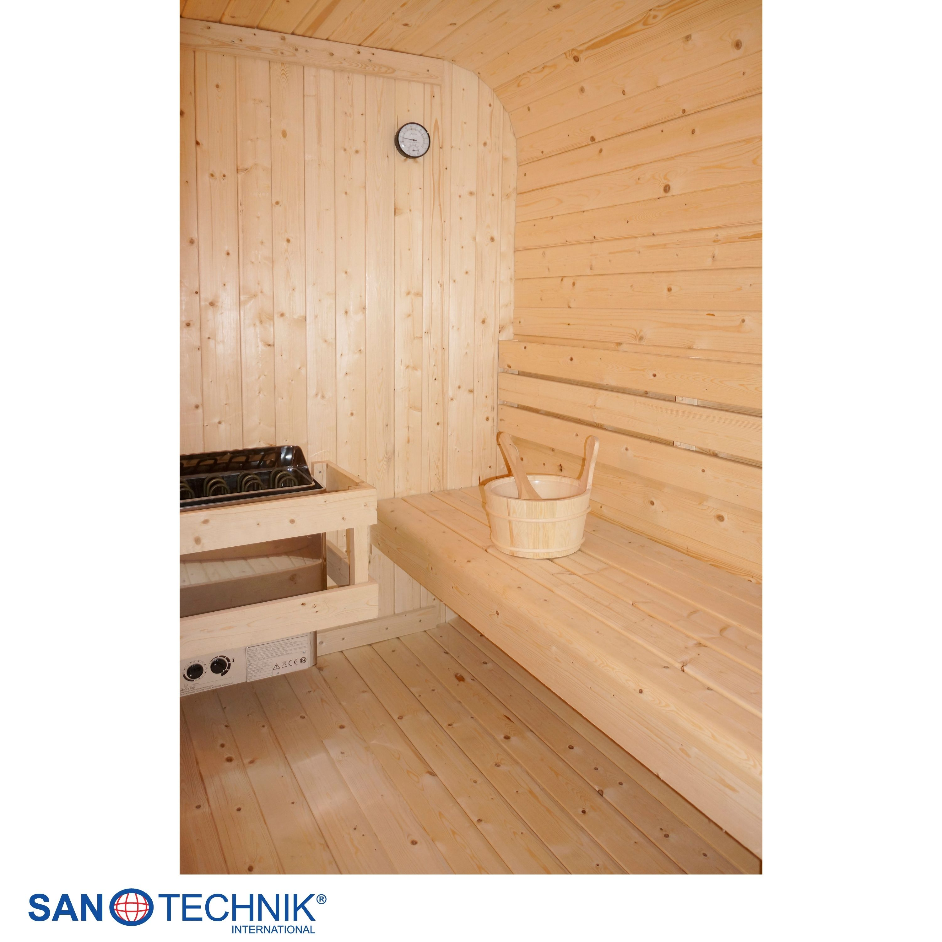 Ein holzgetäfeltes Saunainnen. Ein Ofen links, Bänke rechts, ein Eimer und ein Thermometer.