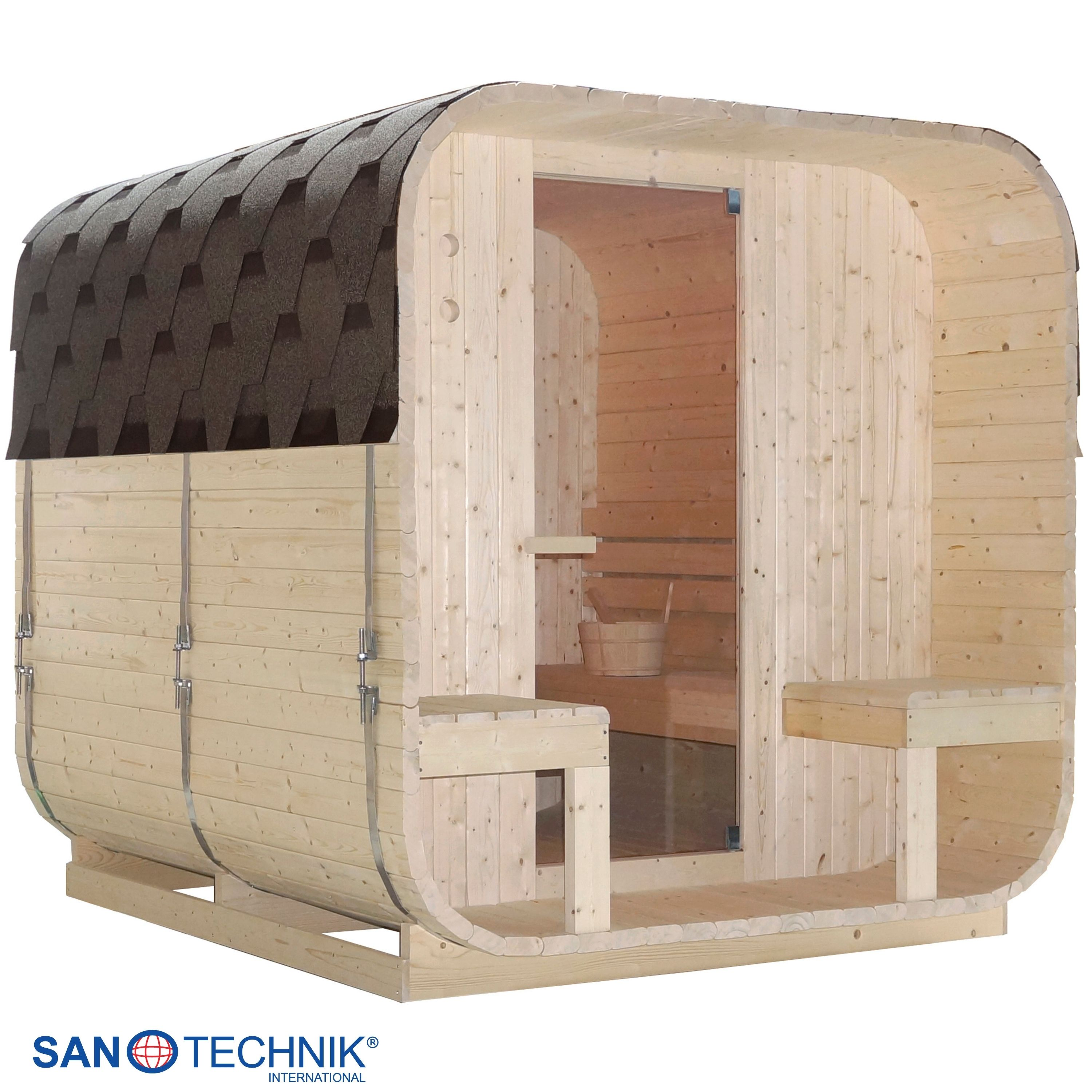 Eine Holzhüttensauna mit dunklem Schindeldach, Glastür und Holzbänken.