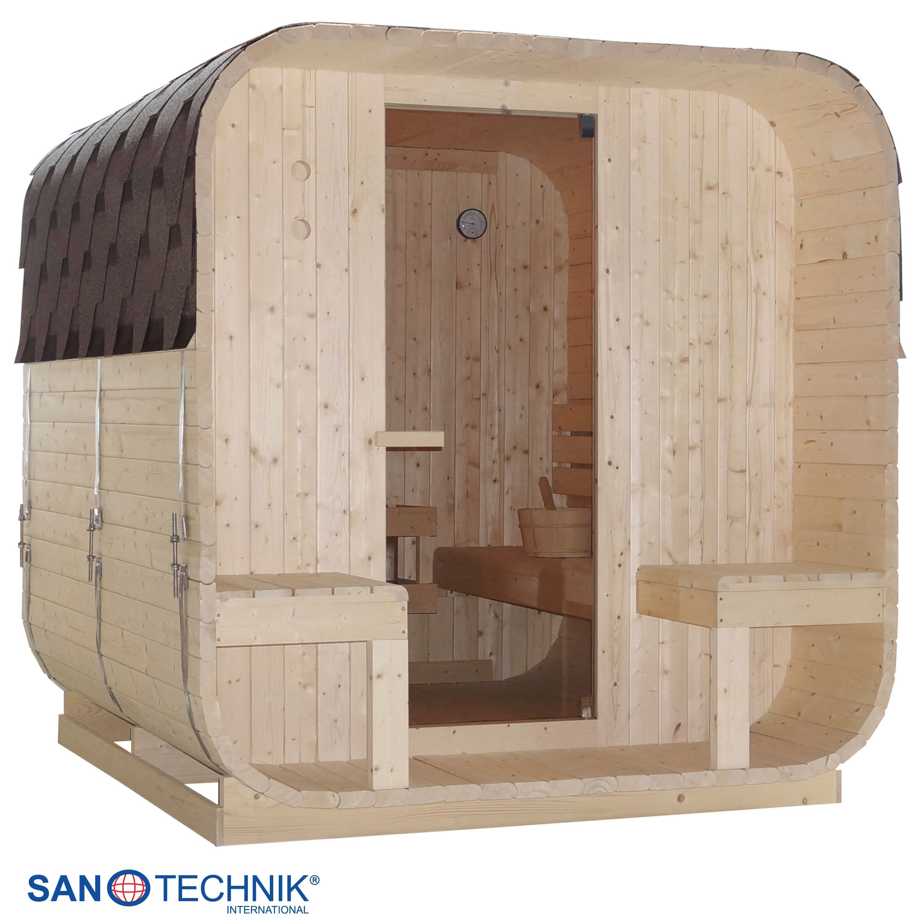 Eine Fasssauna aus Holz mit dunkler Dachschindelabdeckung und Glastür.