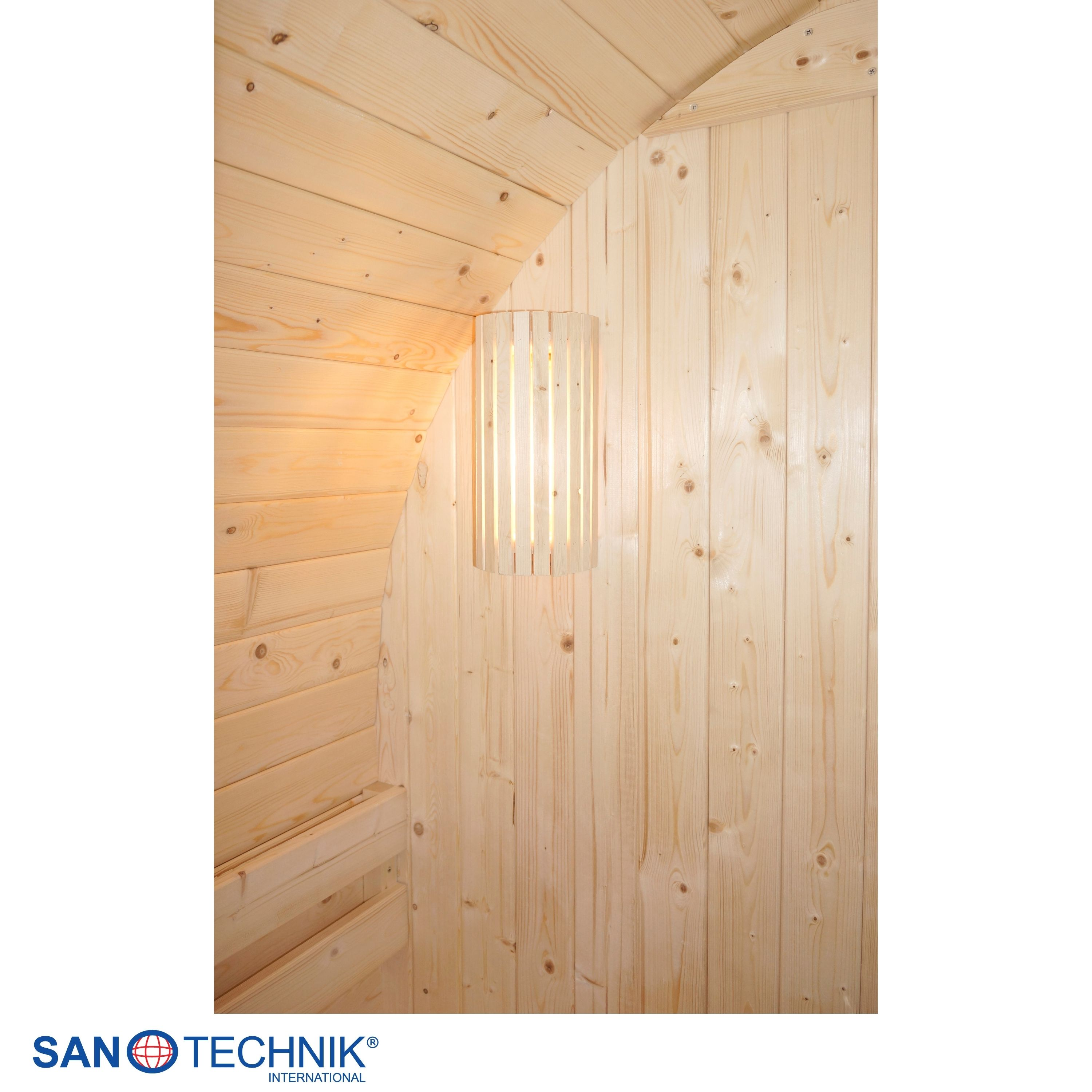 Holzverkleidete Sauna mit indirekter Beleuchtung an der Decke.