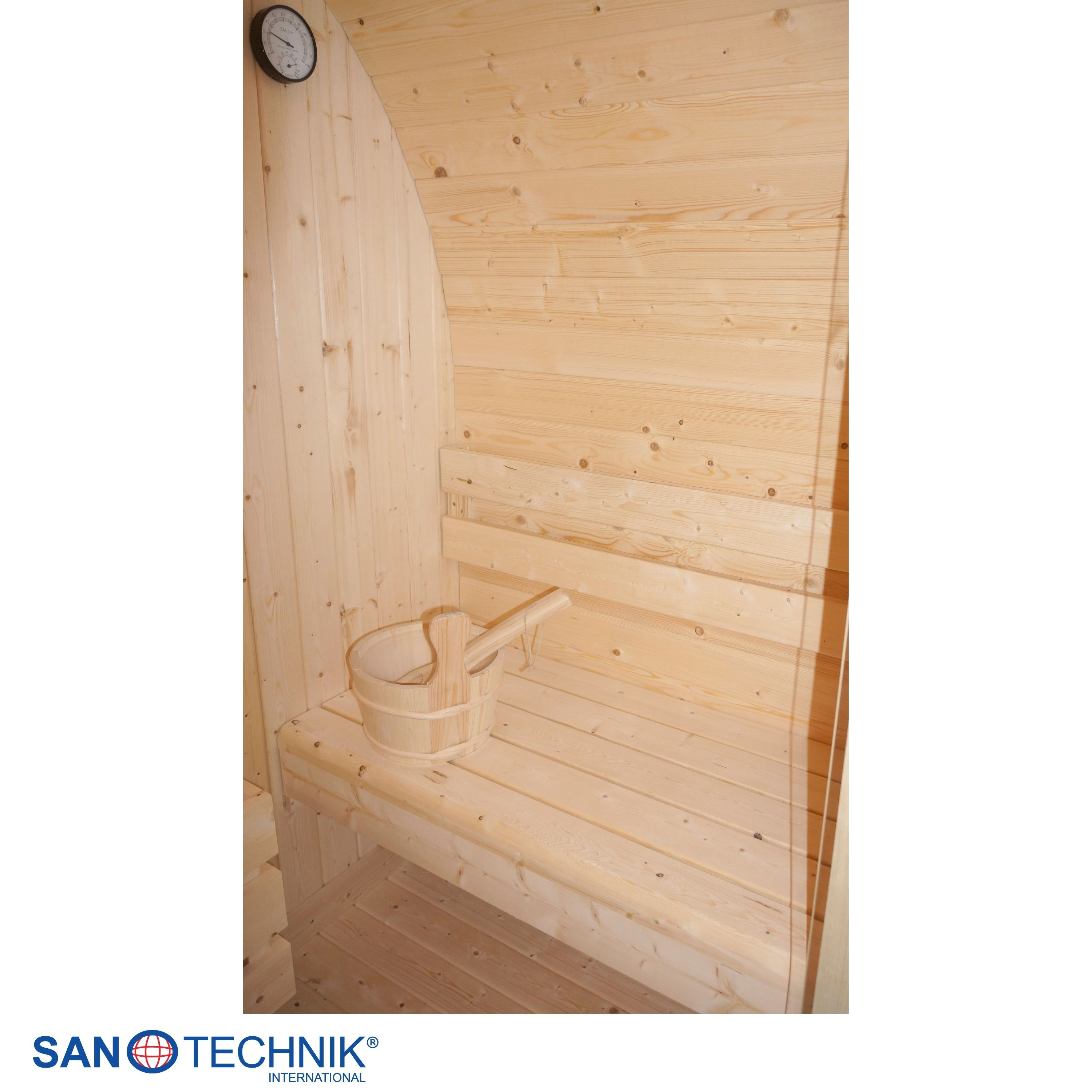 Holzsauna mit Sitzbank, Eimer und Schöpfkelle. Thermometer an der Wand.