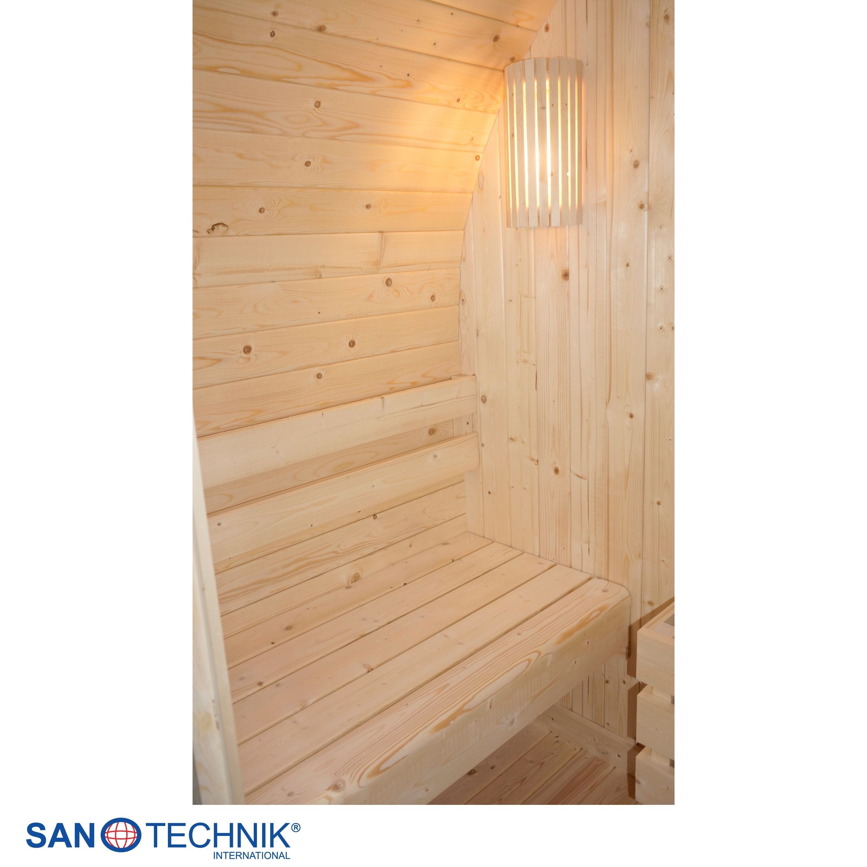 Holzverkleidete Sauna mit Sitzbank und Wandleuchte.