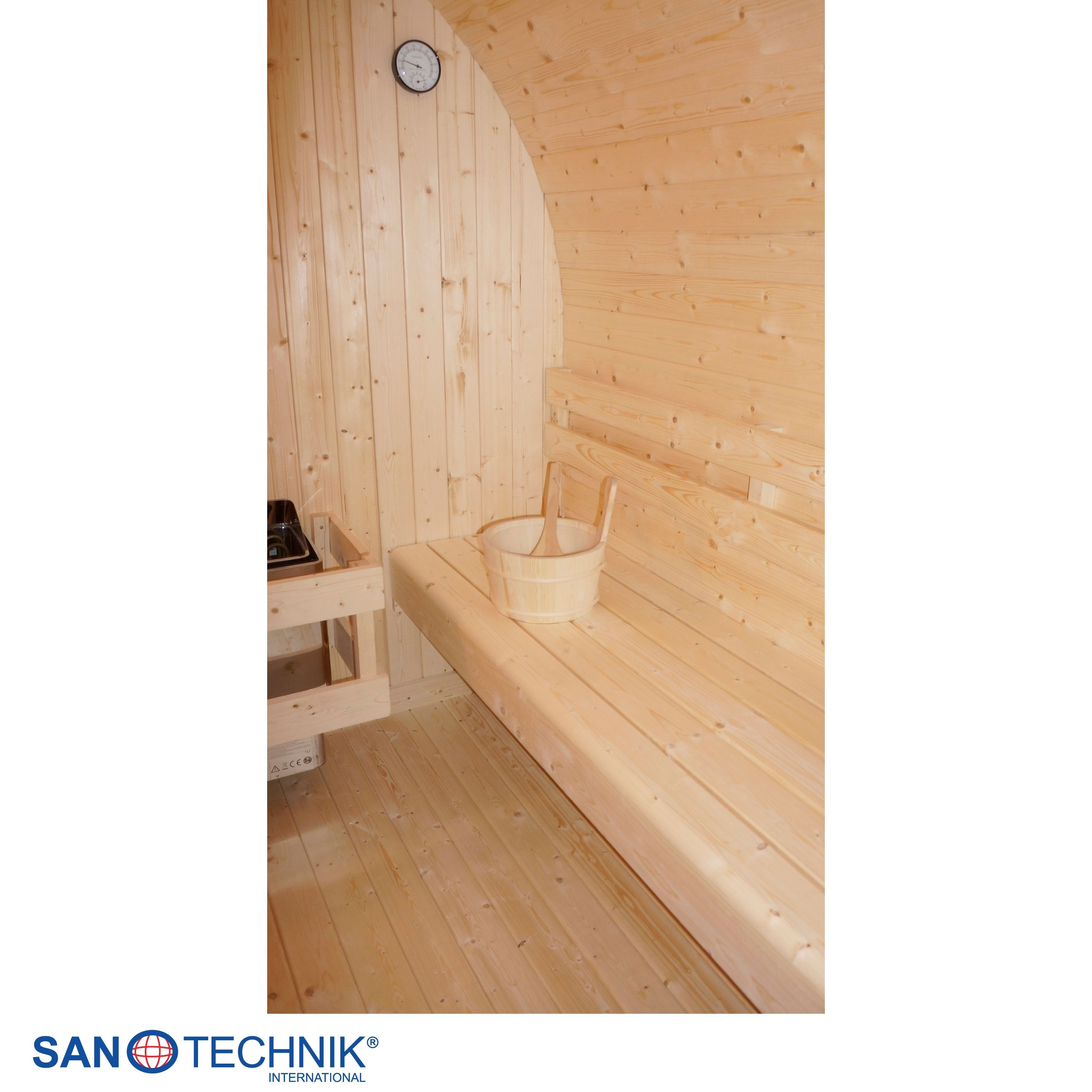 Holzsauna mit Bank, Eimer, Schöpfkelle und Thermometer. Der Ofen ist nicht sichtbar.