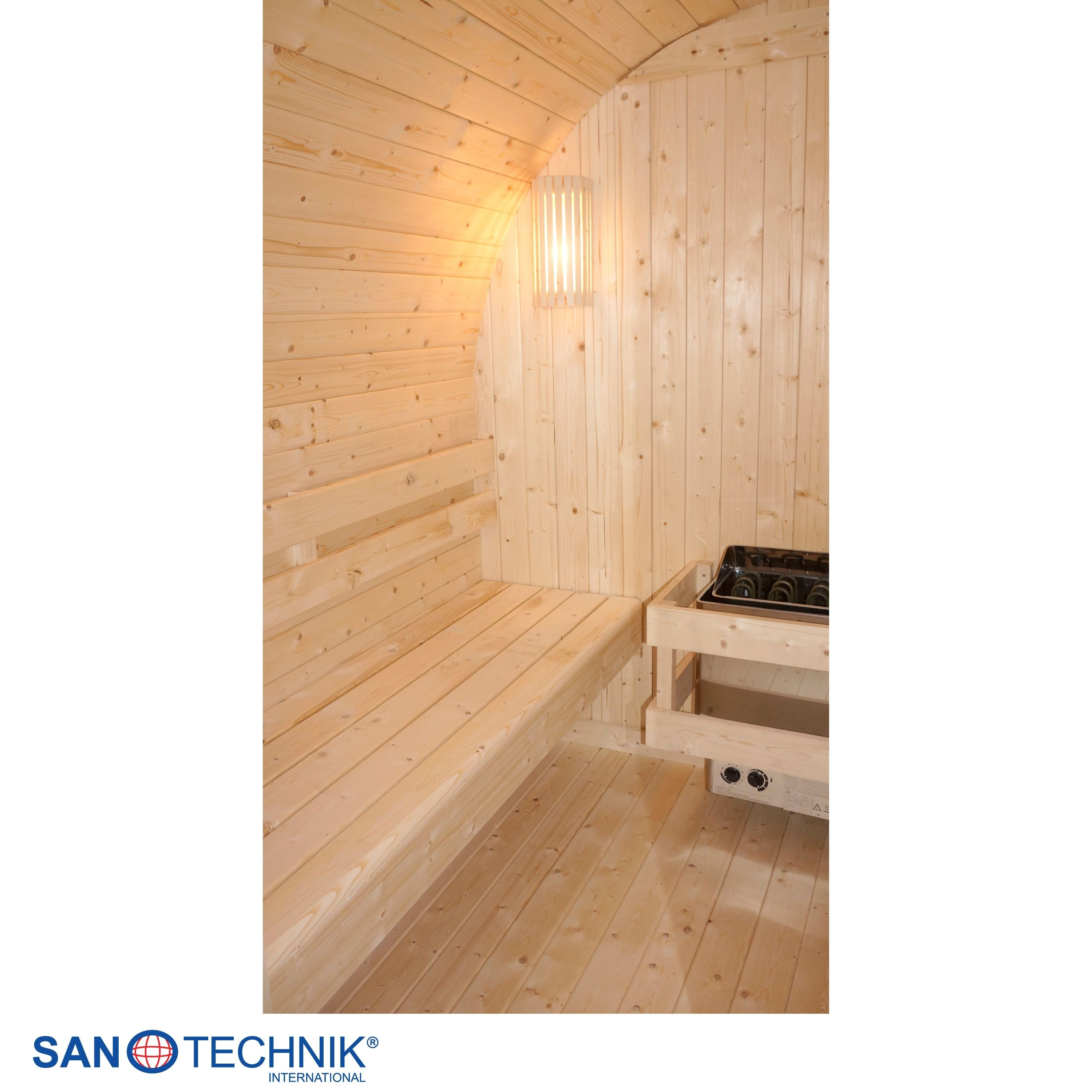 Eine Holzhütte mit Bänken und einem Saunaofen. Die Wände und der Boden sind aus Holz.