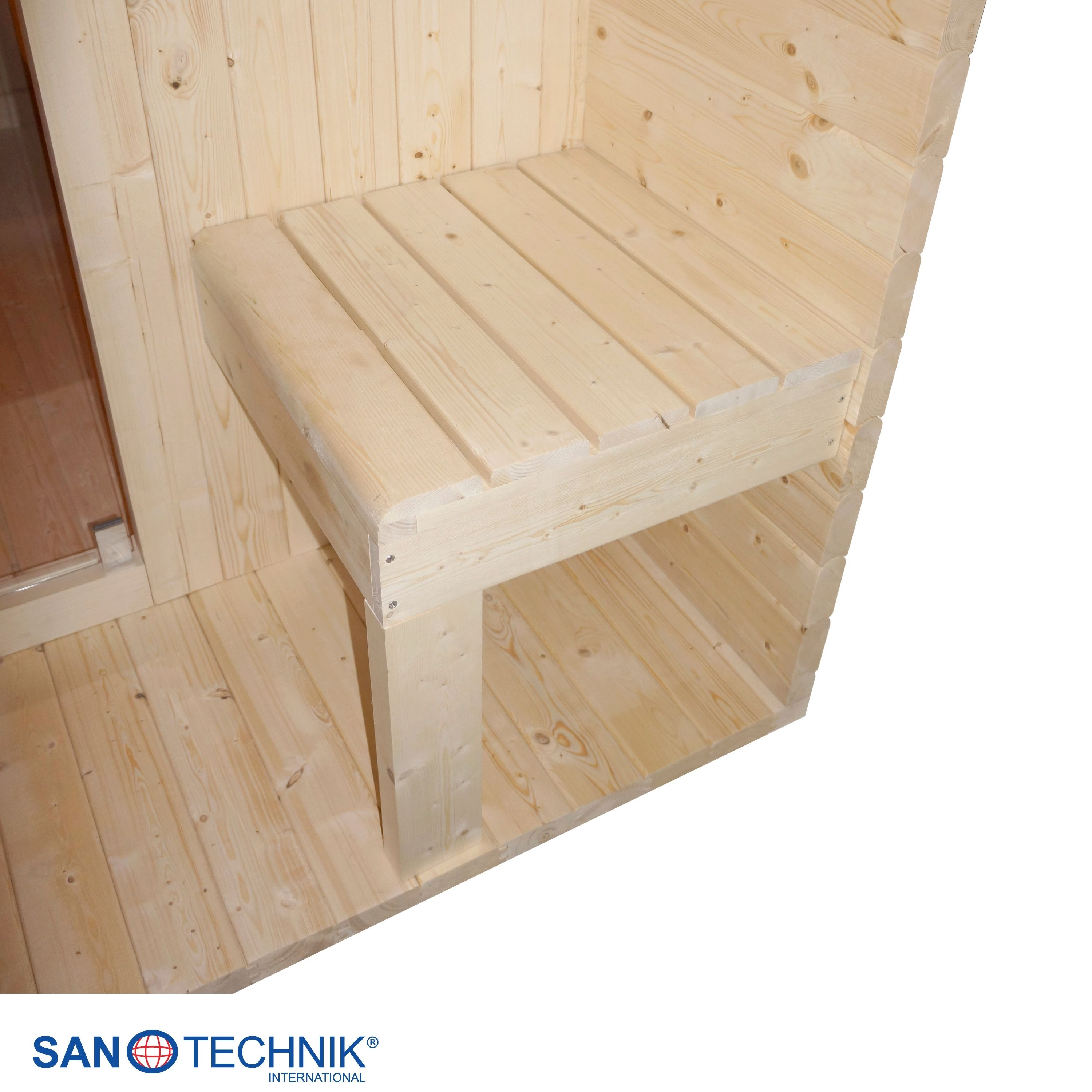 Holzbank und Boden in einer Sauna, mit einer Glasscheibe links.
