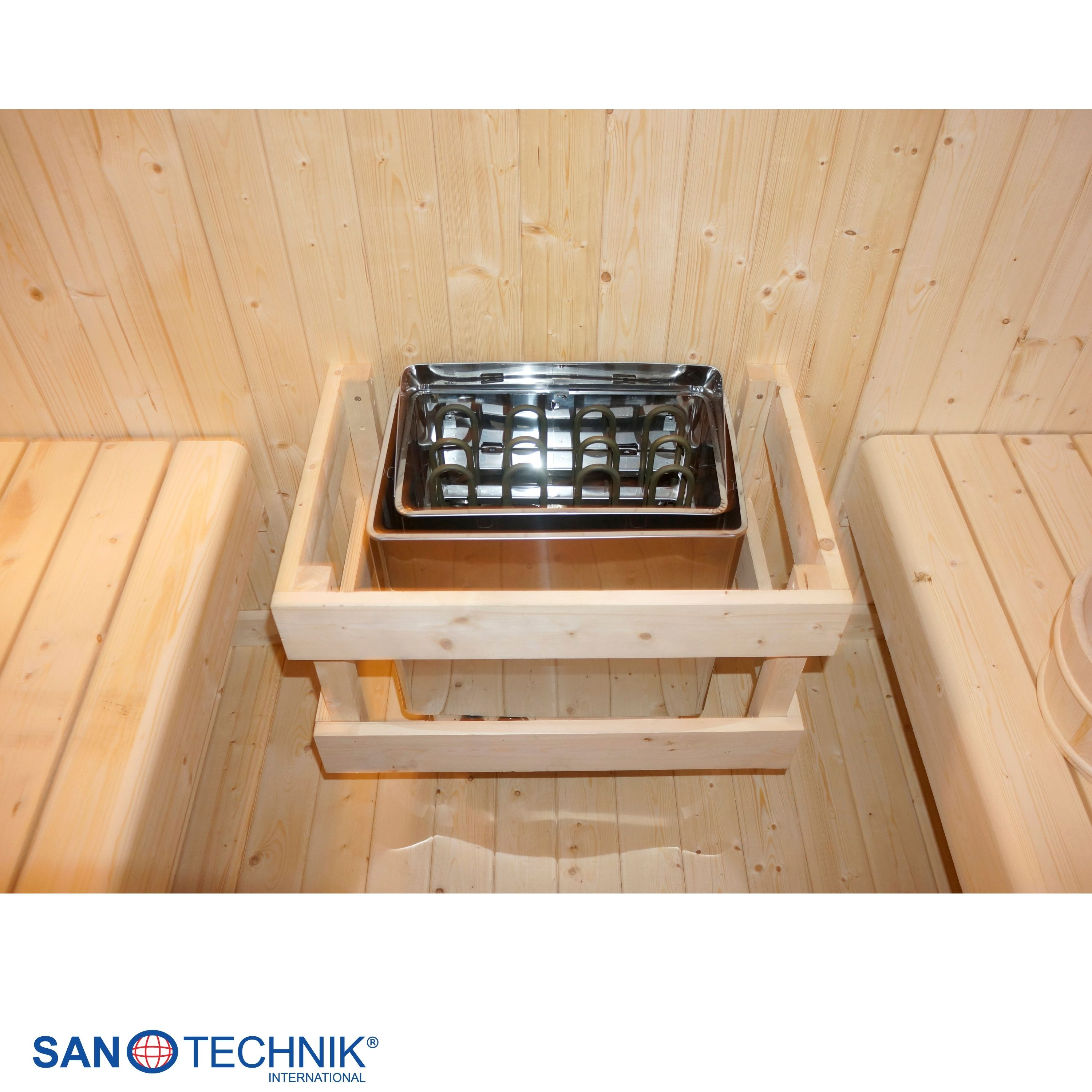 Holzsauna mit Metallheizung und Holzbänken.