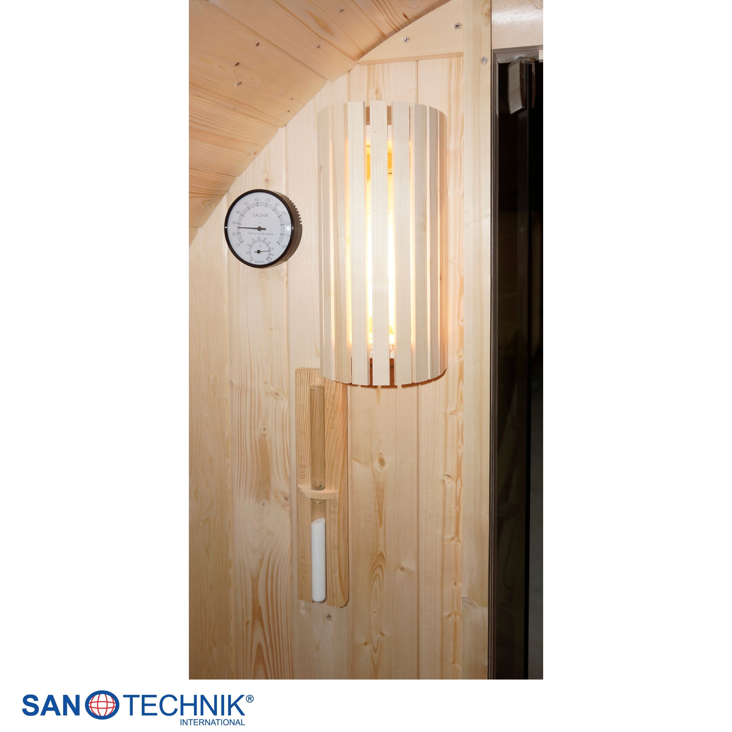 Holzvertäfelte Sauna mit Thermometer, Lampe und Sanduhr.