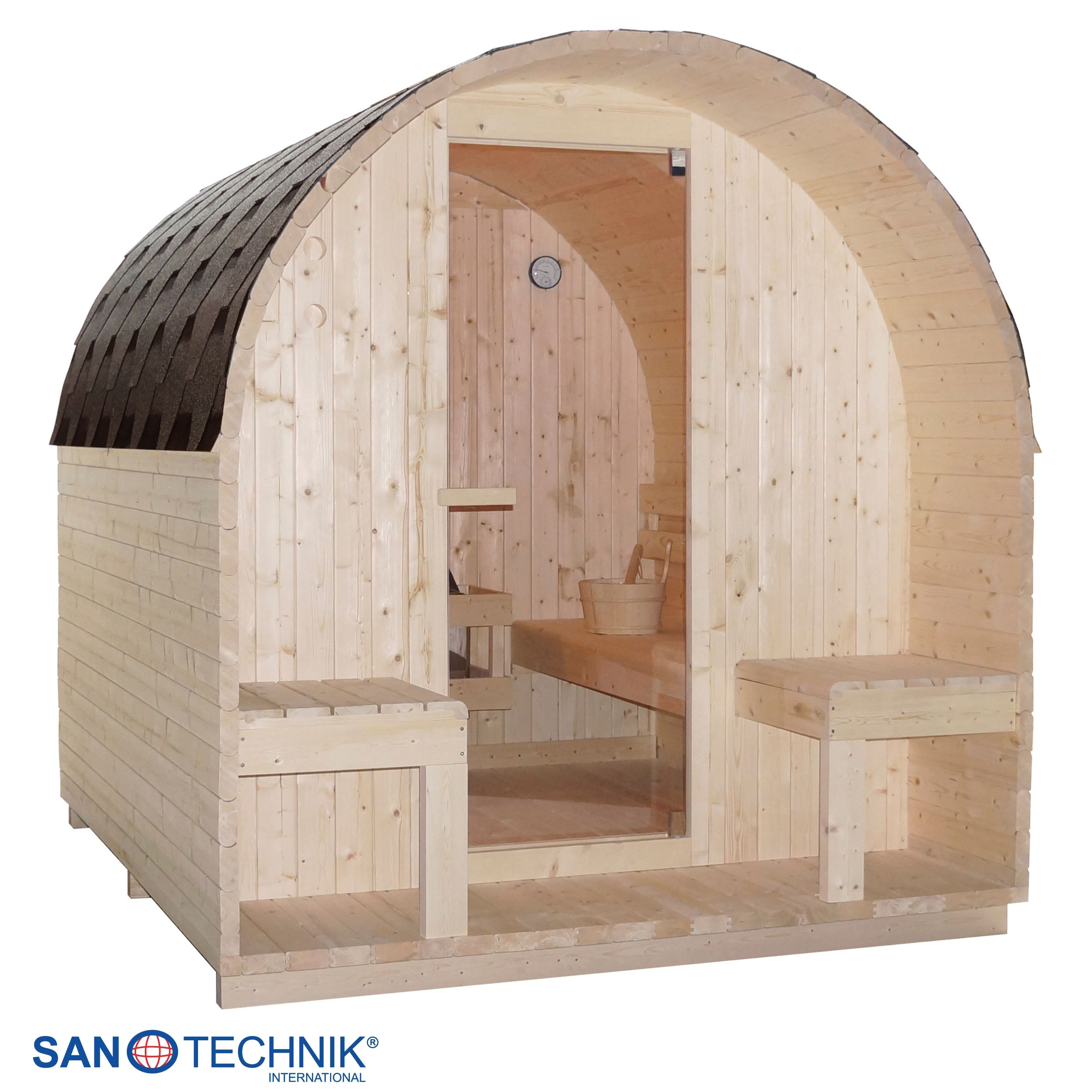 Holzfass-Sauna mit Glastür und Bänken, Dachschindeln, weiße Hintergrund.