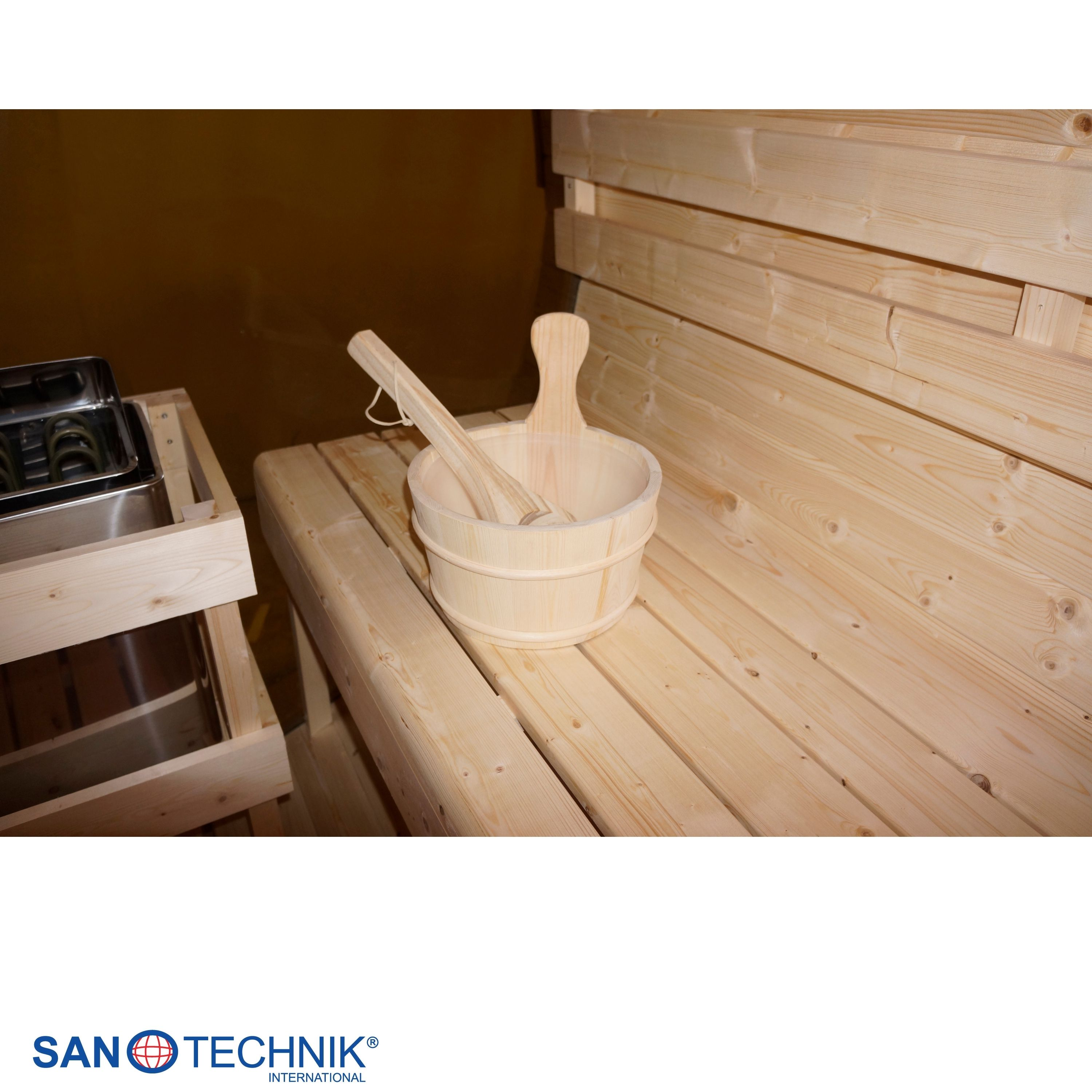 Holzeimer mit Schöpfkelle auf einer Holzbank in einer Sauna.