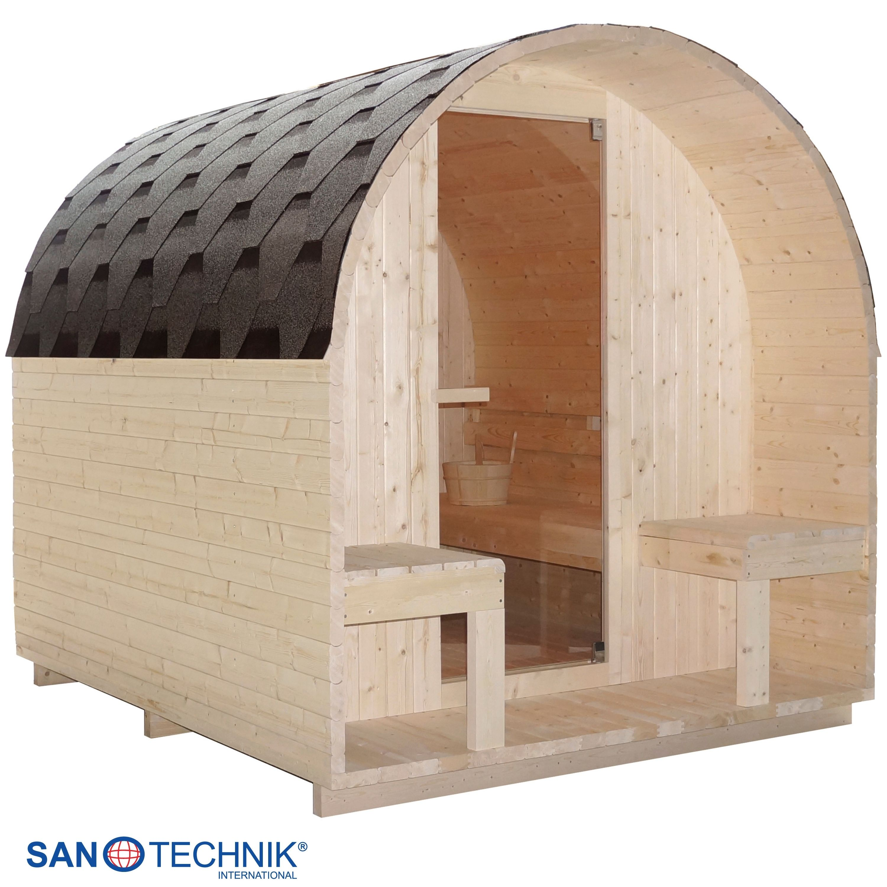 Eine Holzhüttensauna mit dunklem Schindeldach und Glastür, mit Bänken davor.