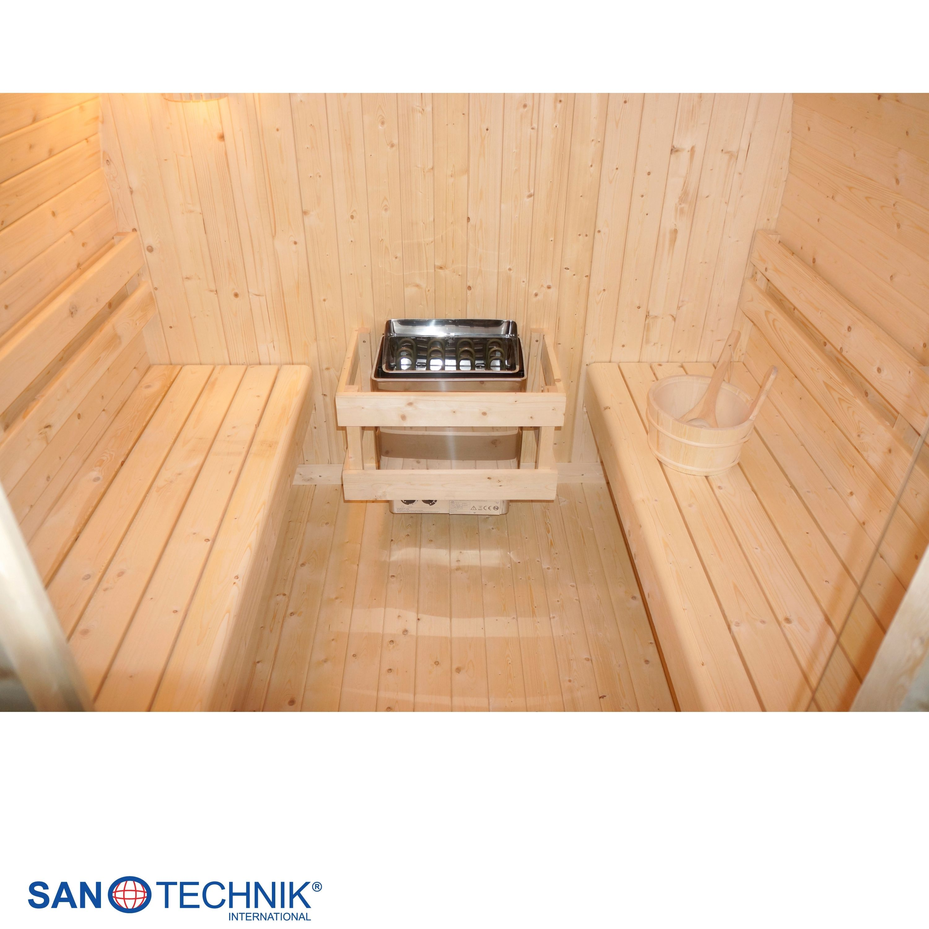 Holzsauna mit Metallofen, Holzbänken und Holzeimer mit Schöpfkelle.