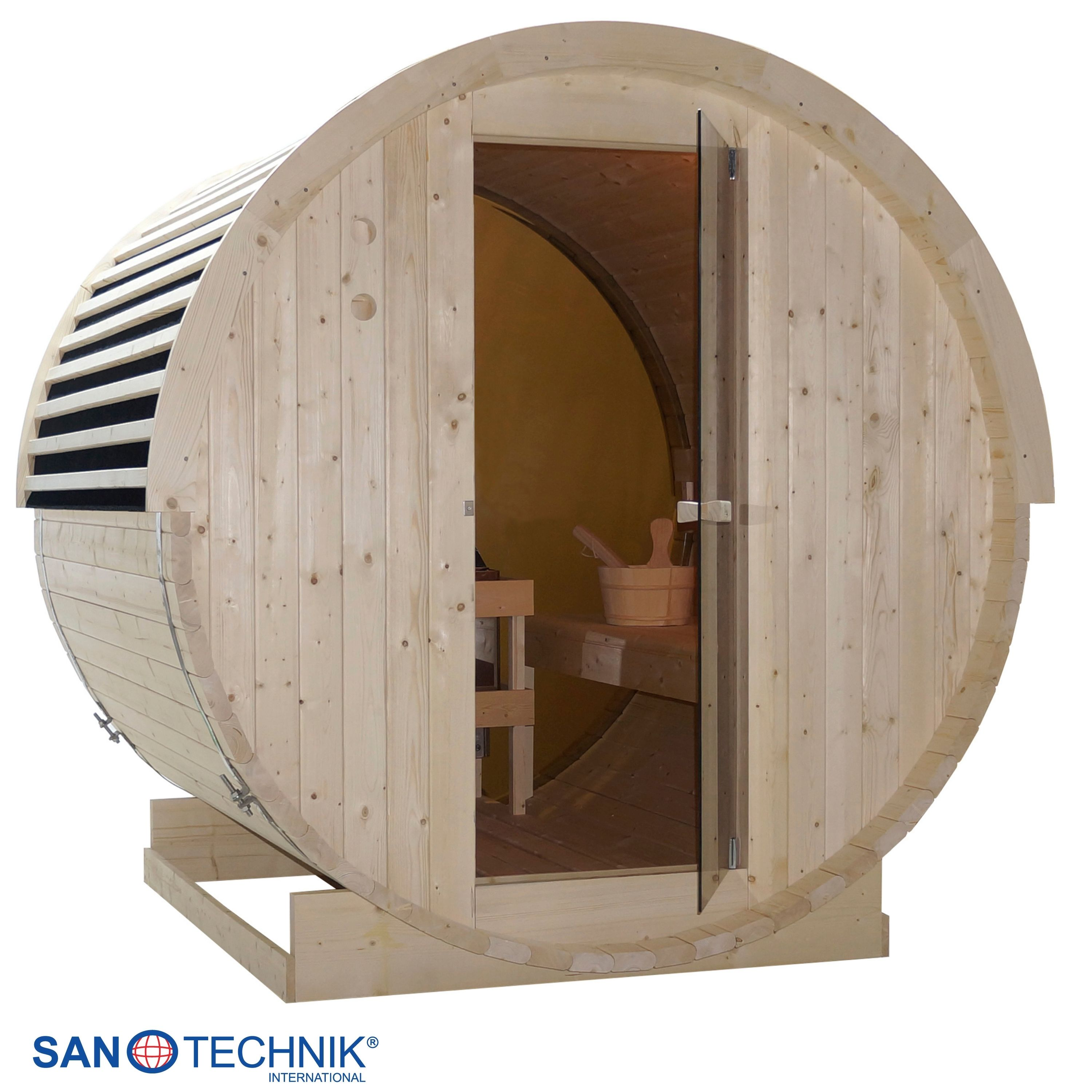 Eine hölzerne Fass-Sauna mit Glastür, Sitzbank und Eimer.