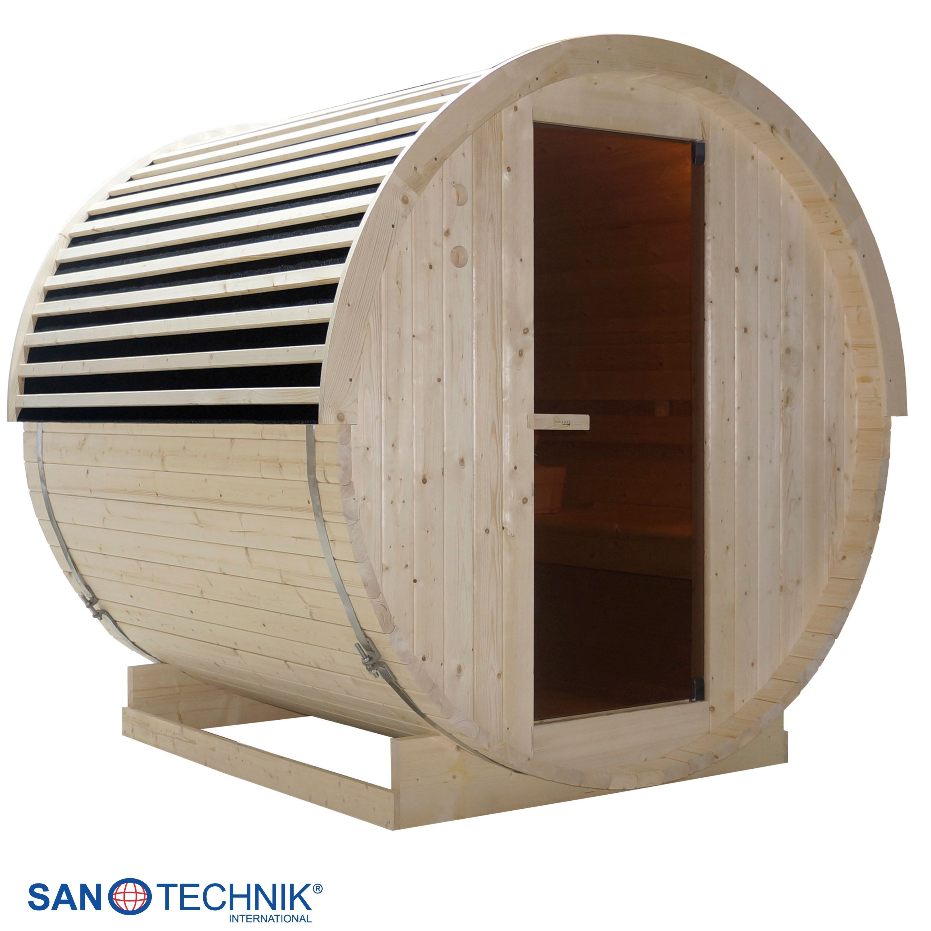 Eine Holzfass-Sauna mit Glastür und Holzlatten-Belüftung steht auf einem Untergestell.