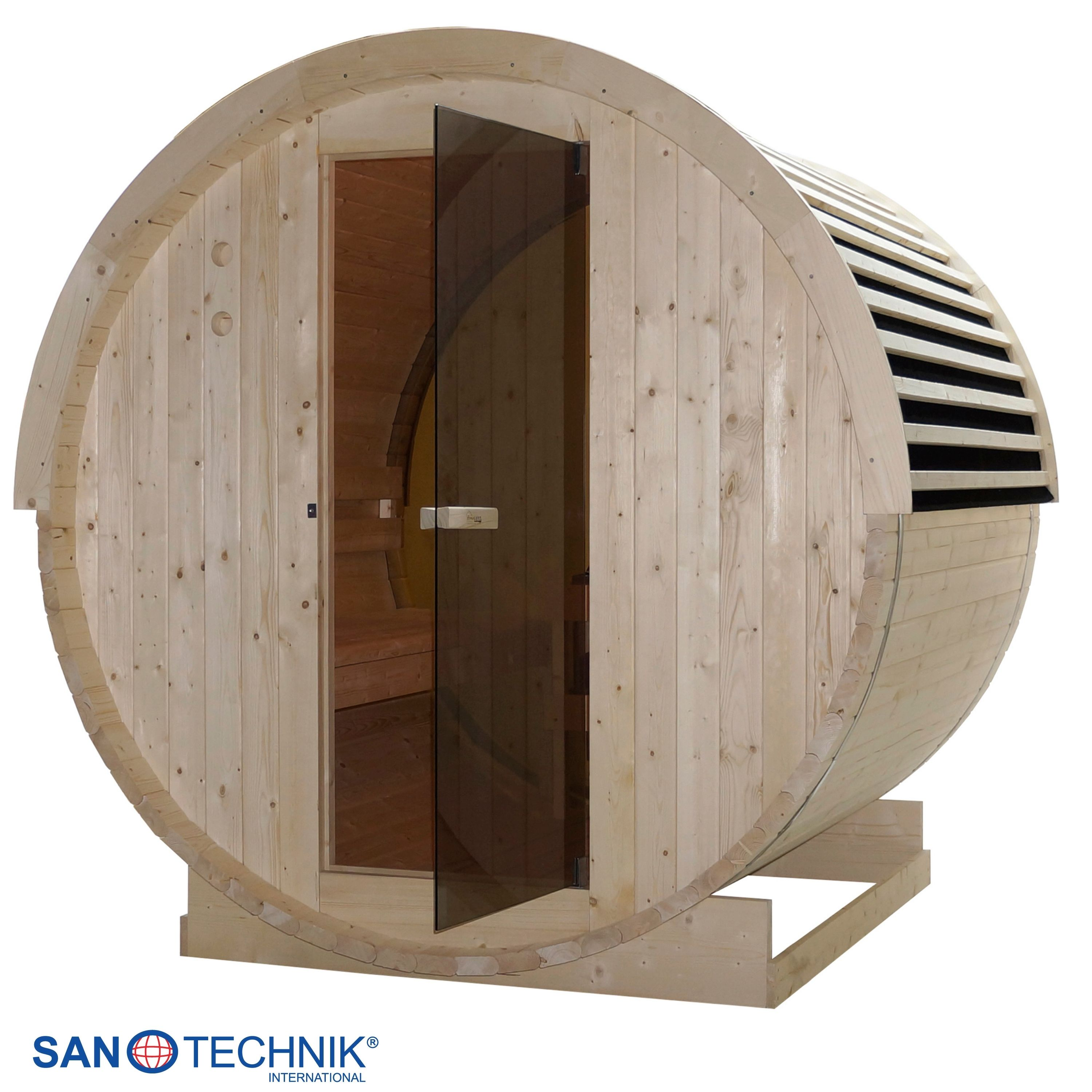 Holzfass-Sauna mit Glastür und Lüftungsschlitzen auf weißem Hintergrund.