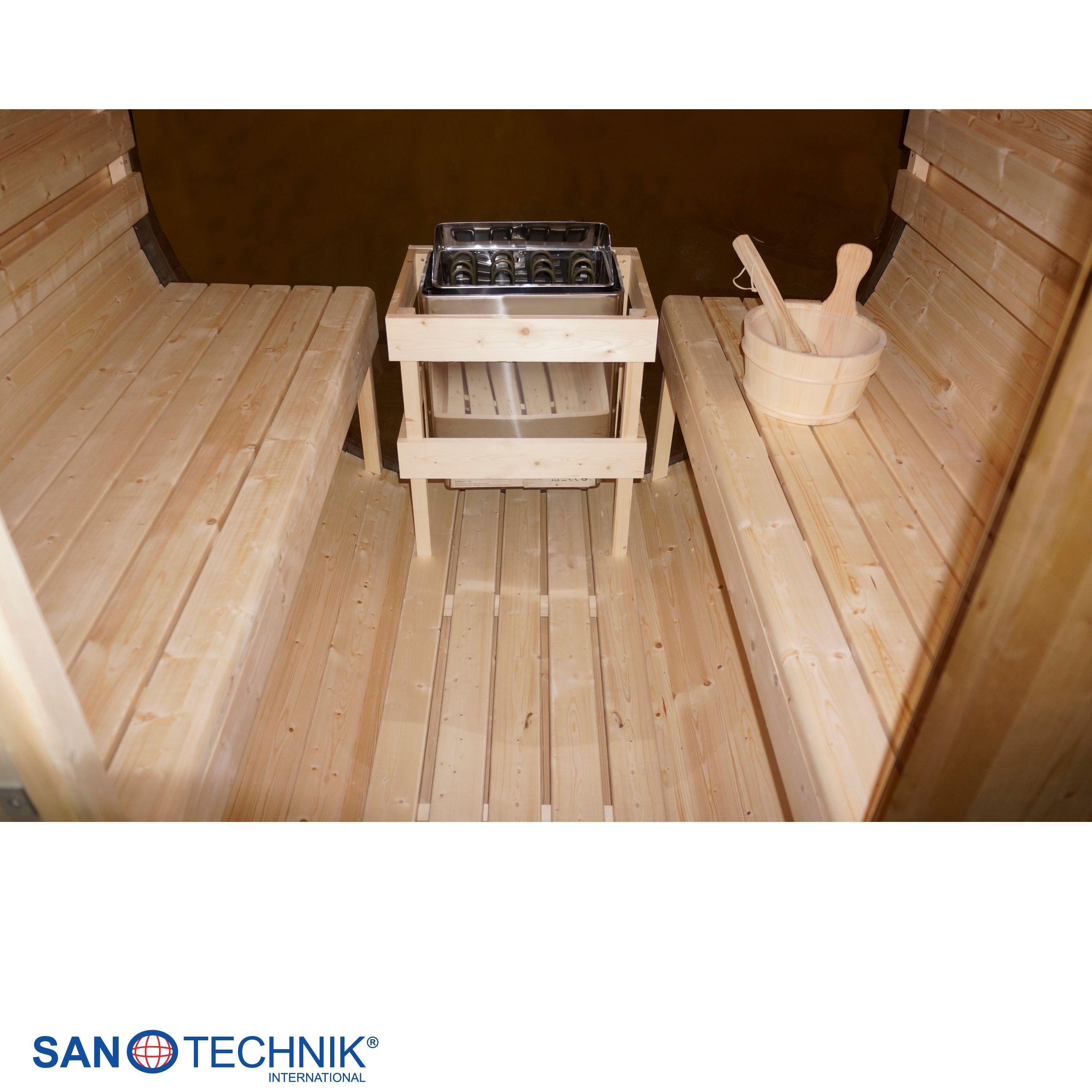 Holzsauna mit Ofen, Bänken, Holzeimer und Schöpfkelle.