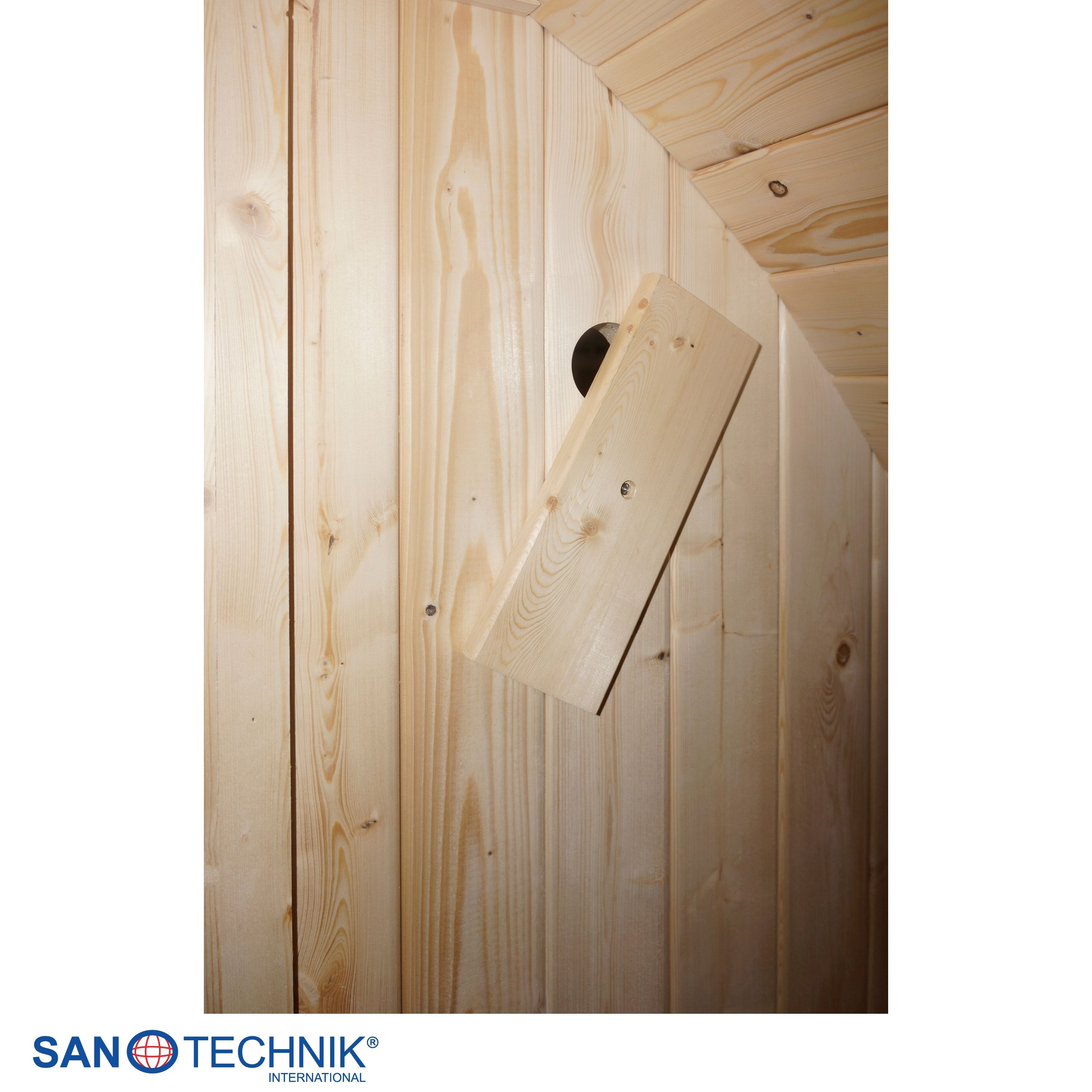 Holzvertäfelte Wand mit einer schrägen Holzplatte, die herausragt.