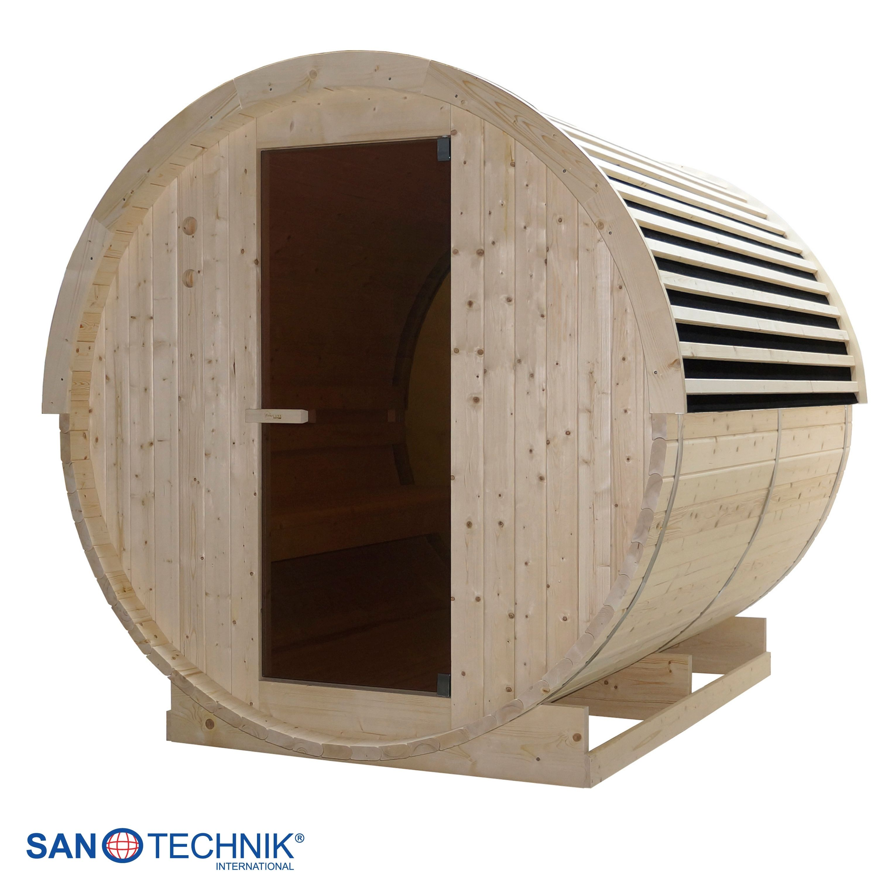 Eine Holzfass-Sauna mit Glastür und Lüftungsschlitzen auf einem Podest.