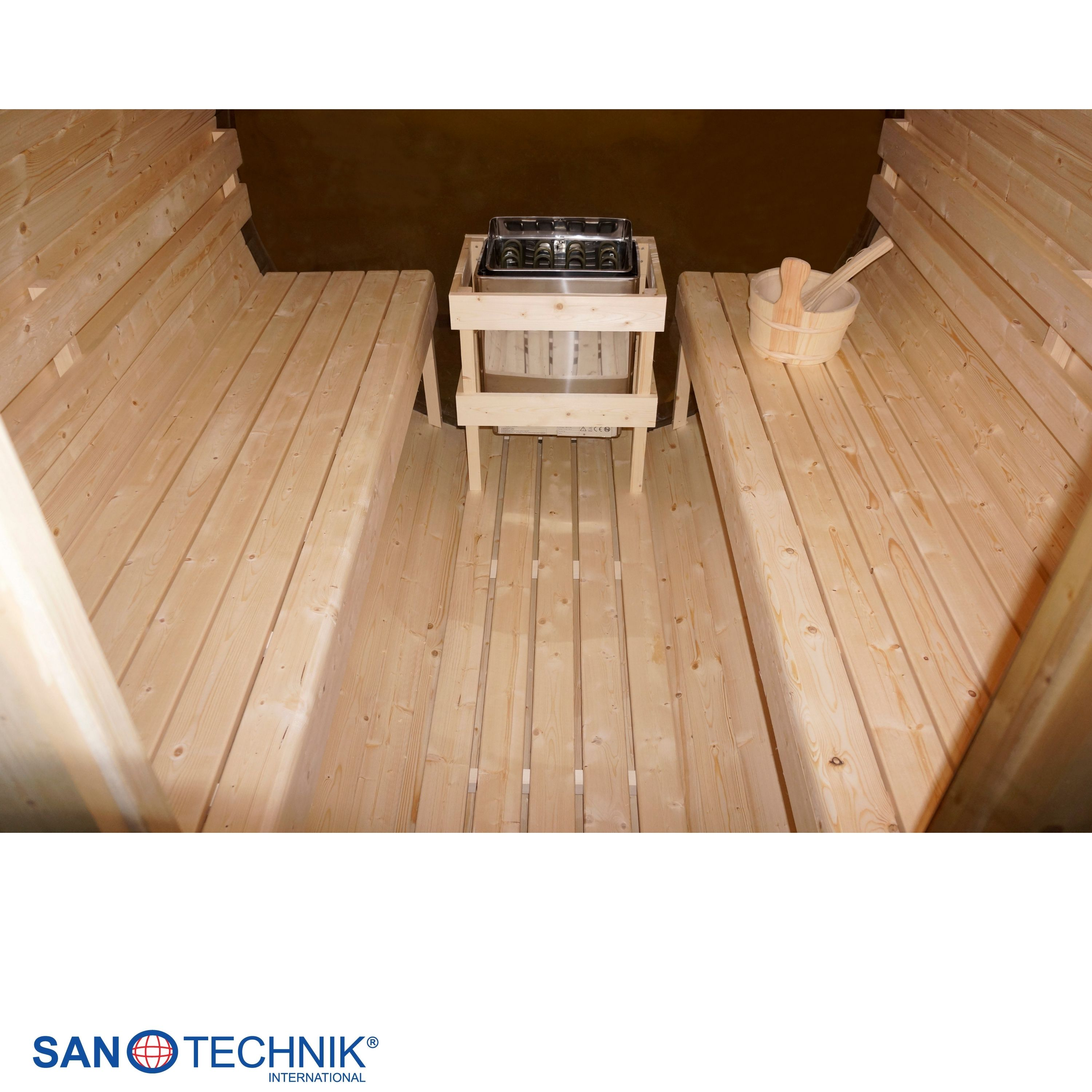 Holzsauna mit Edelstahl-Ofen und Holzeimer mit Schöpfkelle.