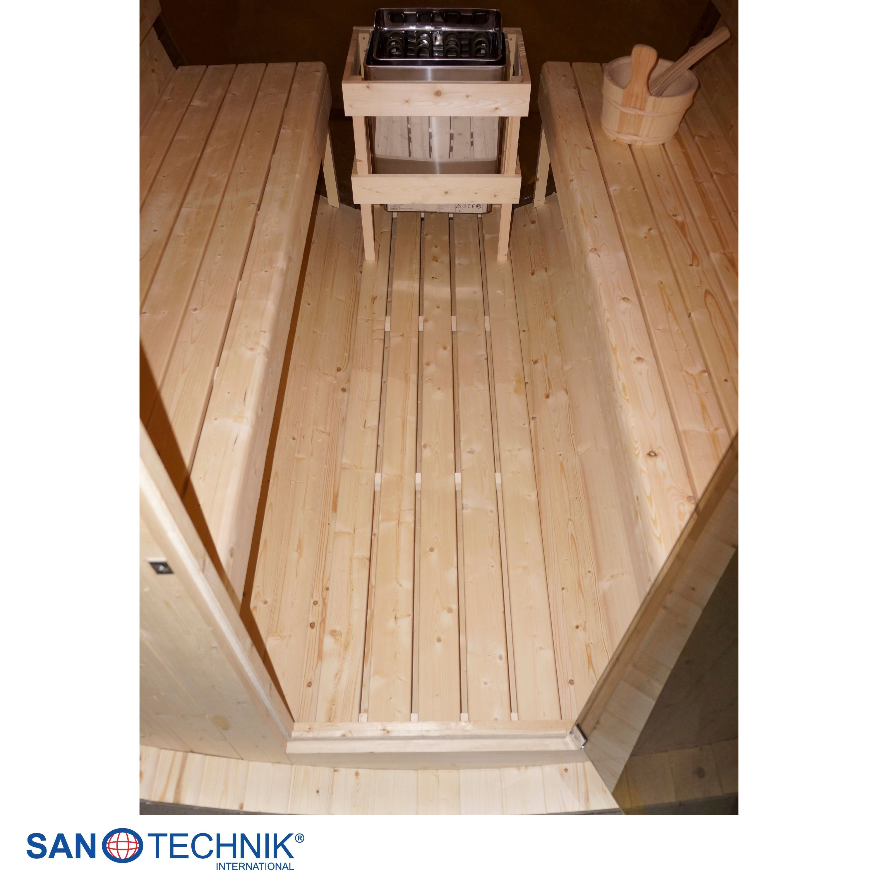 Innenansicht einer holzverkleideten Sauna mit Bänken, Ofen und Holzeimer.