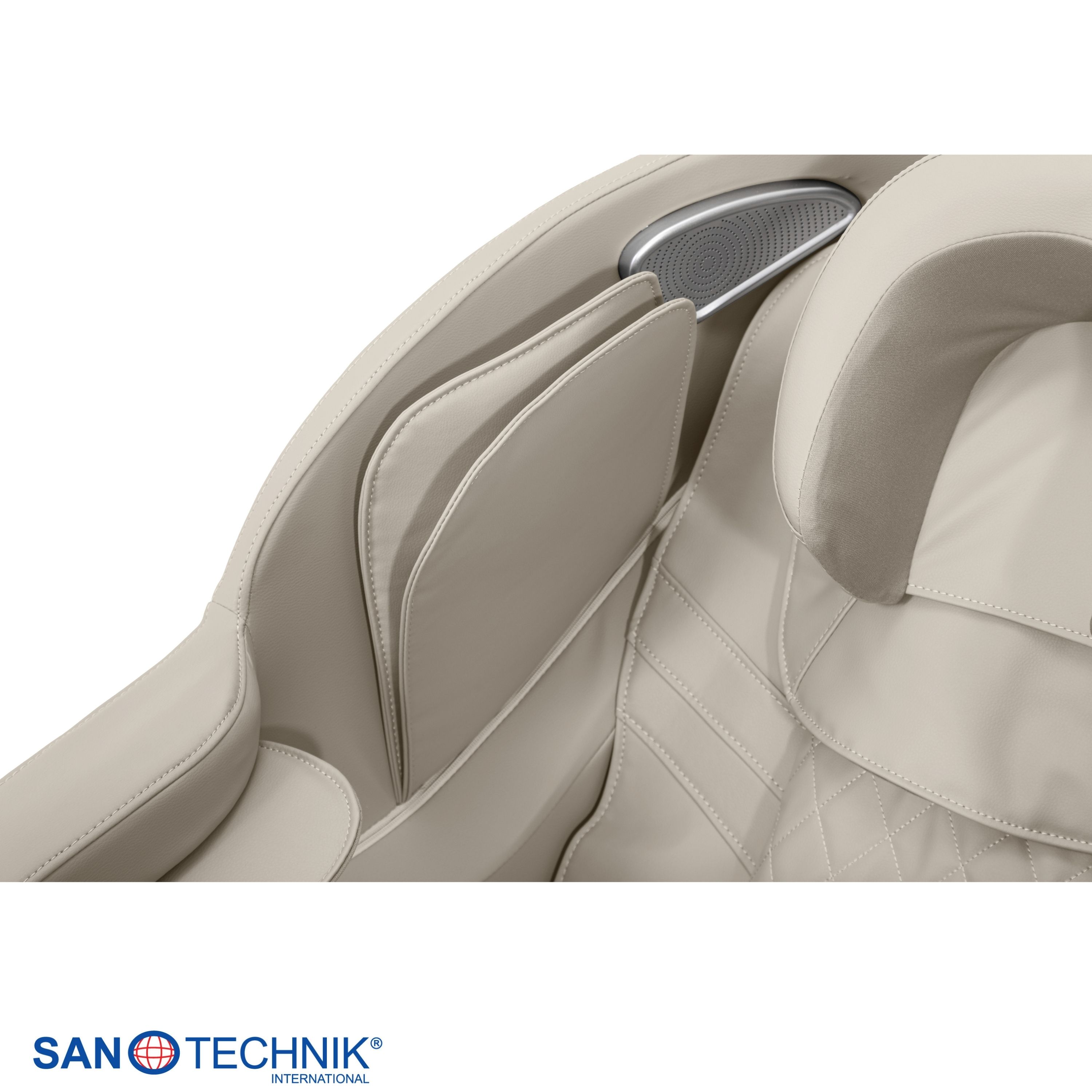 Beige Massagesessel mit gesteppten Details und Lautsprecher.