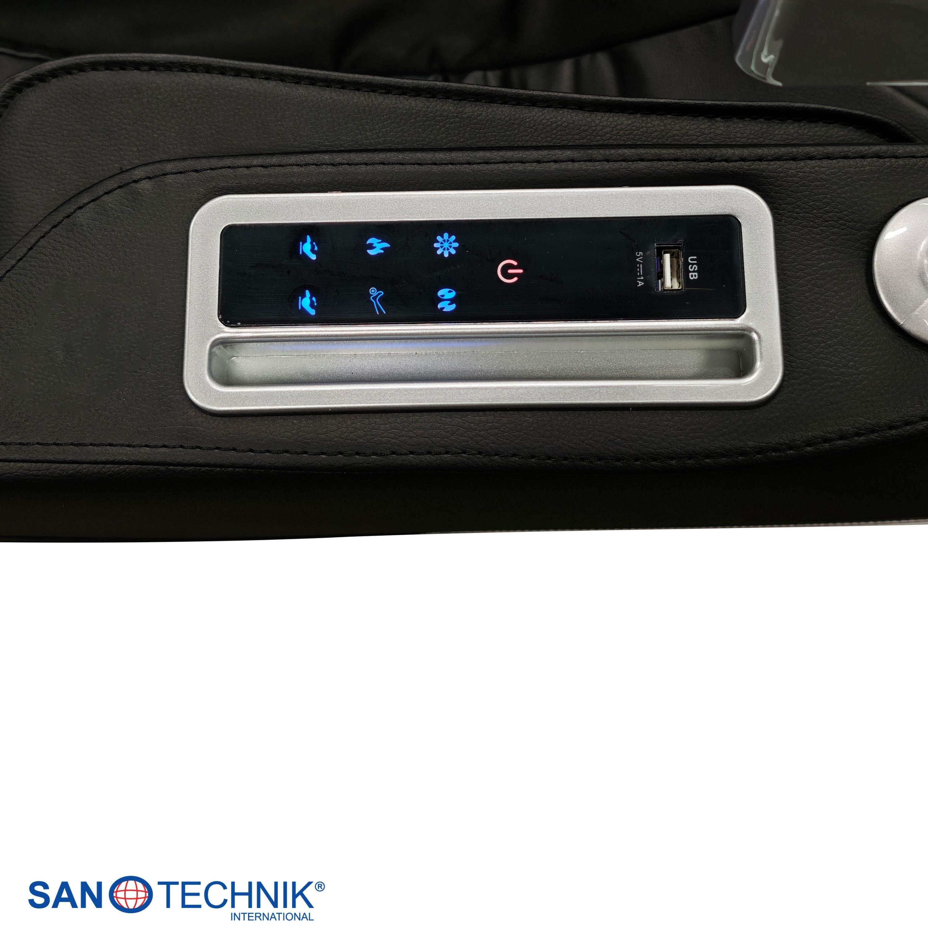 Nahaufnahme eines schwarzen Massagegeräts mit beleuchteten Symbolen und einem USB-Anschluss.