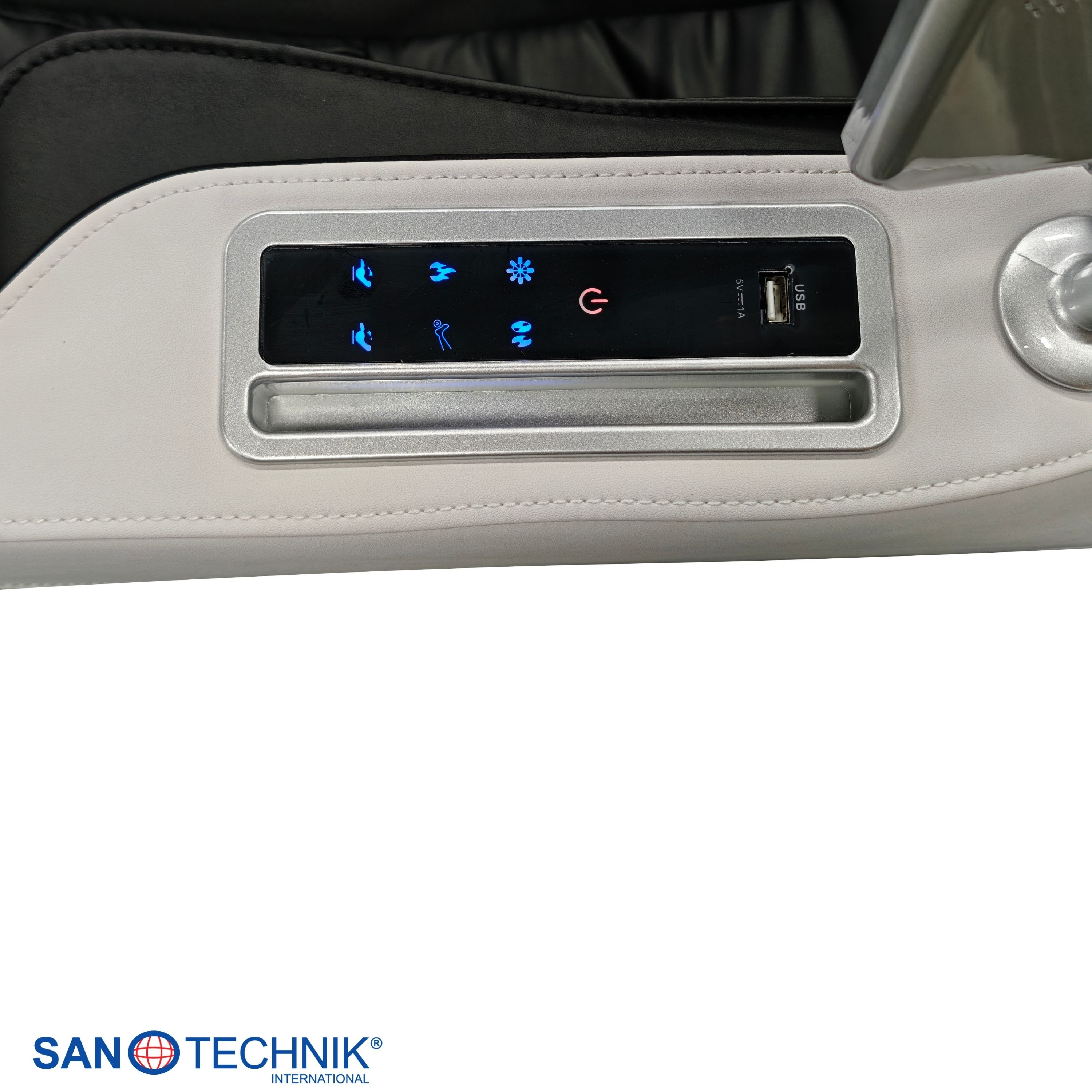 Bedienfeld eines Massagesessels mit Symbolen, USB-Anschluss und Power-Taste.
