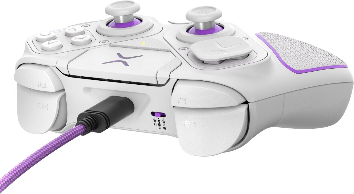 Un mando blanco con detalles morados, conectado por un cable USB trenzado morado.