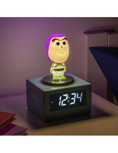 Figura de Buzz Lightyear sobre un despertador digital que muestra las 12:34.