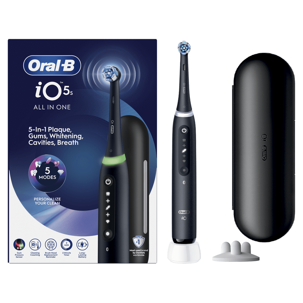 Cepillo de dientes eléctrico negro con estuche de carga y embalaje.