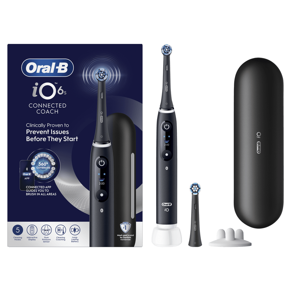 Un set de cepillo de dientes Oral-B iO 6s negro con cargador, estuche y cabezal.