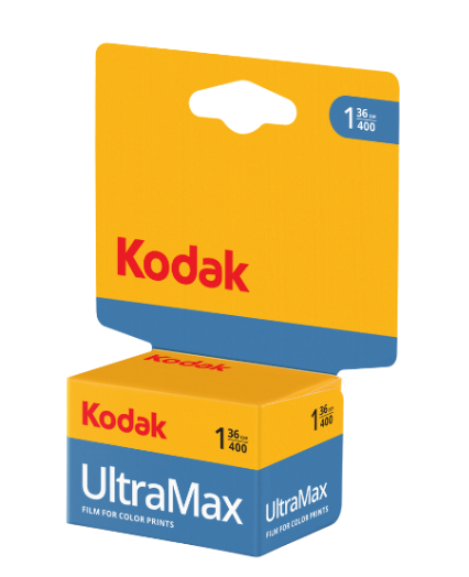 Opakowanie filmu Kodak UltraMax 400 na 36 klatek, żółte i niebieskie.