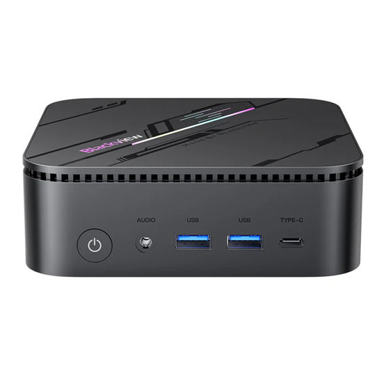 Fekete mini PC szellőzőnyílásokkal, bekapcsológombbal, audio-, USB- és USB-C portokkal.
