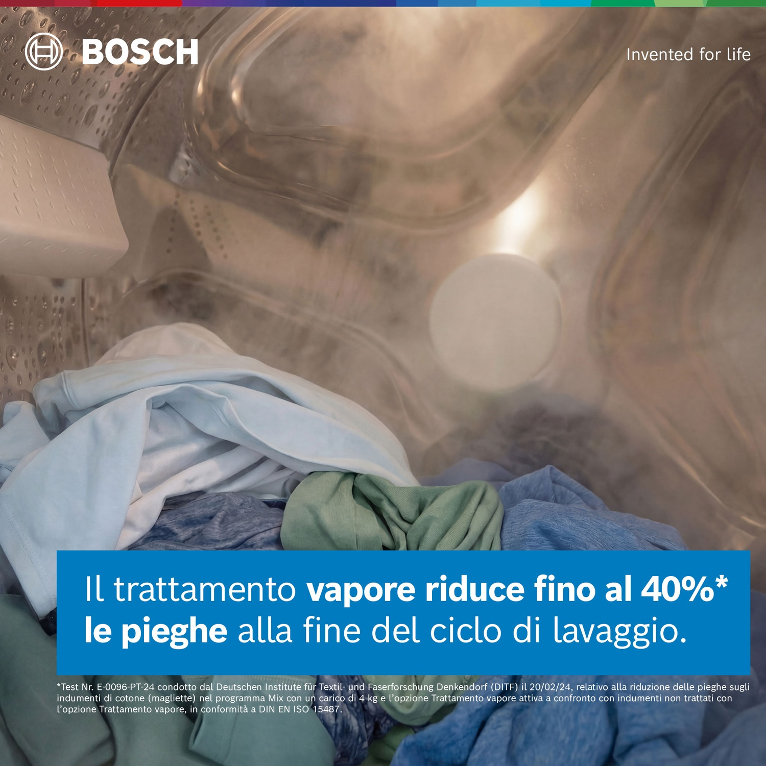Dentro di una lavatrice con indumenti, vapore che sale. Logo Bosch in alto a sinistra.