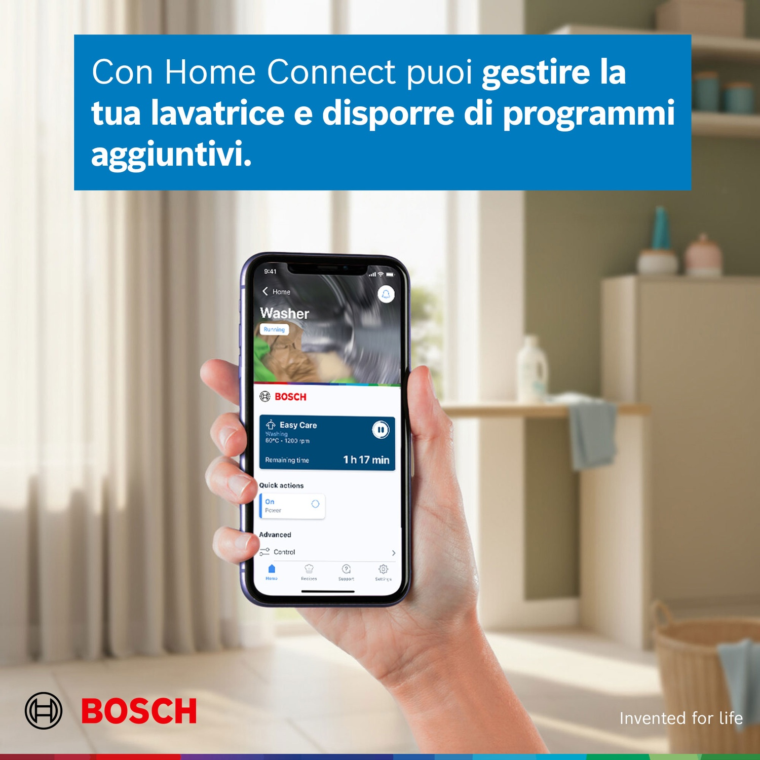 Mano tiene smartphone con app lavatrice Bosch. Sfondo: Soggiorno.