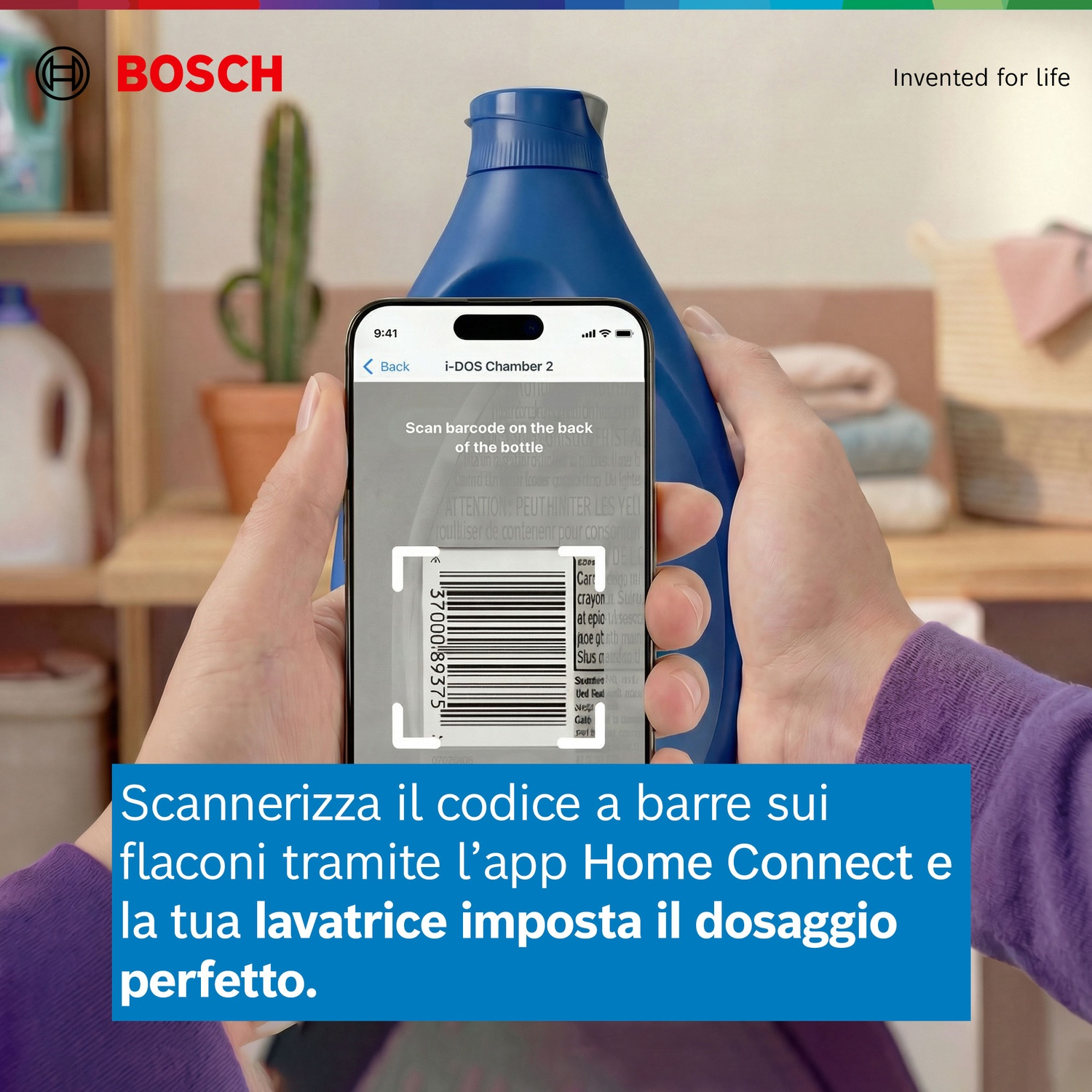 Mani scansionano codice a barre su bottiglia con telefono. Logo Bosch.