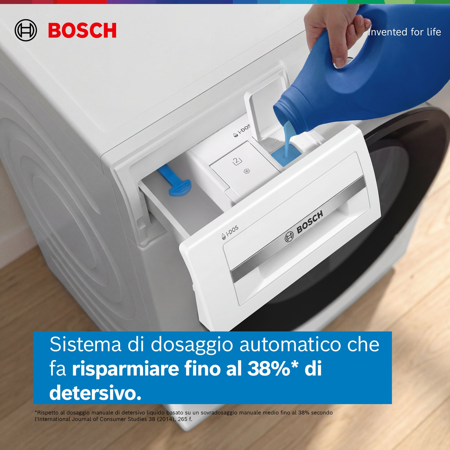 Una mano versa detersivo liquido blu nel cassetto di una lavatrice Bosch.