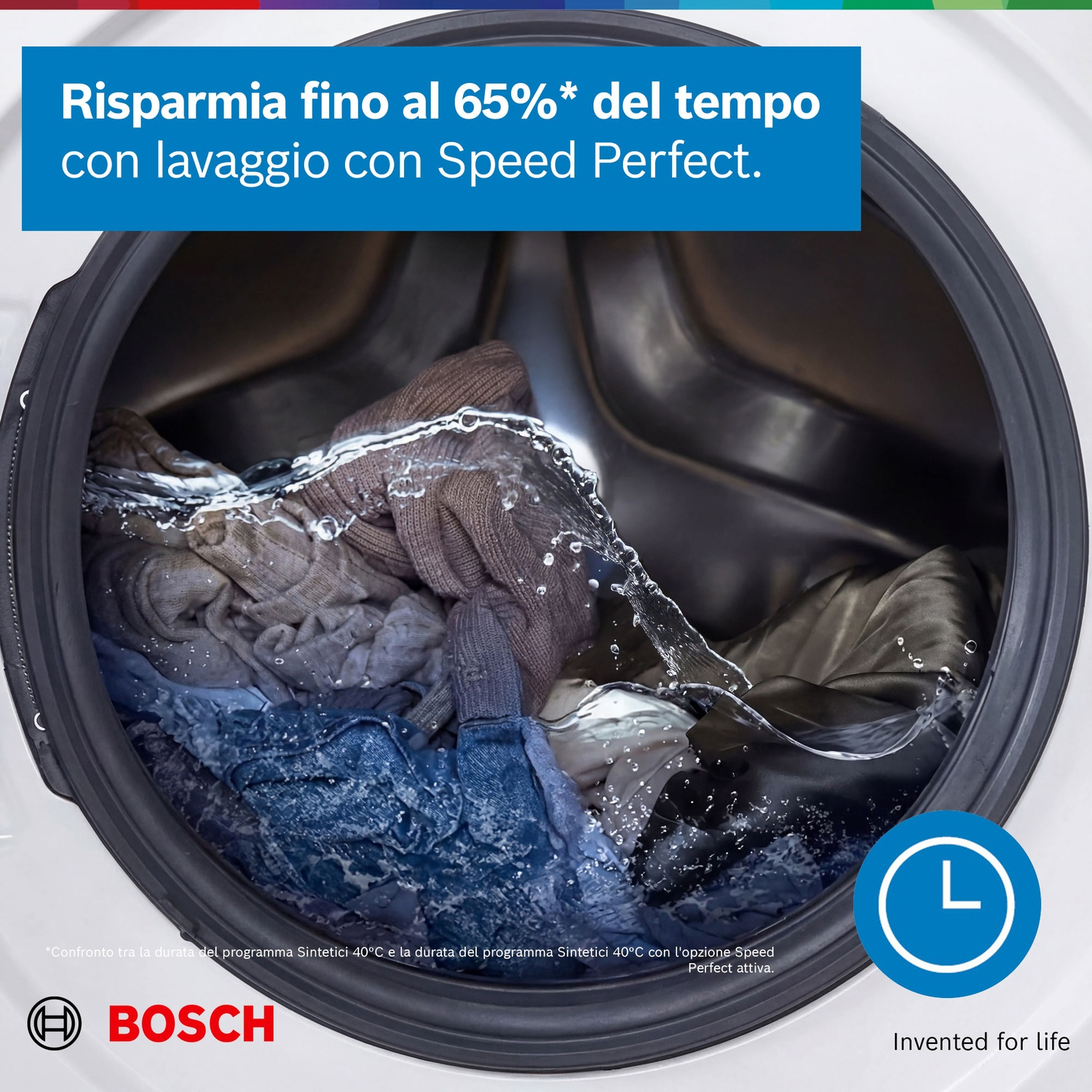 Lavatrice con abiti e acqua. Logo Bosch in basso a sinistra.