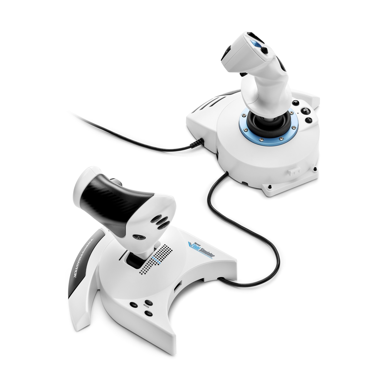 Due joystick bianchi con accenti neri, collegati da cavi, su sfondo bianco.