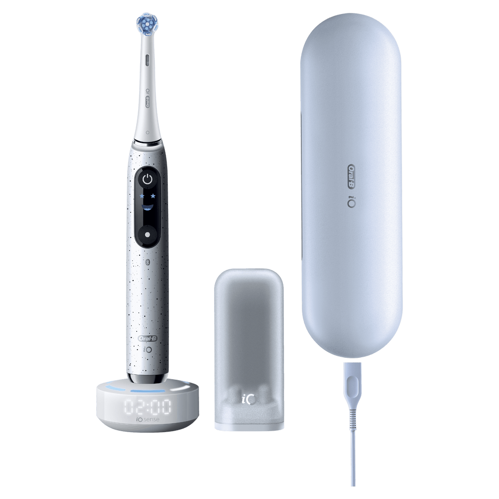 Cepillo de dientes eléctrico con base de carga, soporte y estuche.