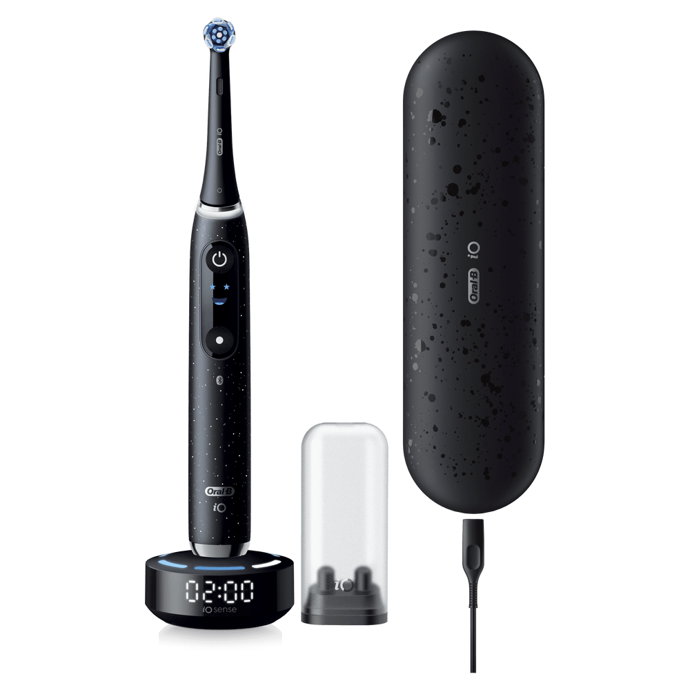 Cepillo de dientes eléctrico negro con base de carga, estuche y cabezales.
