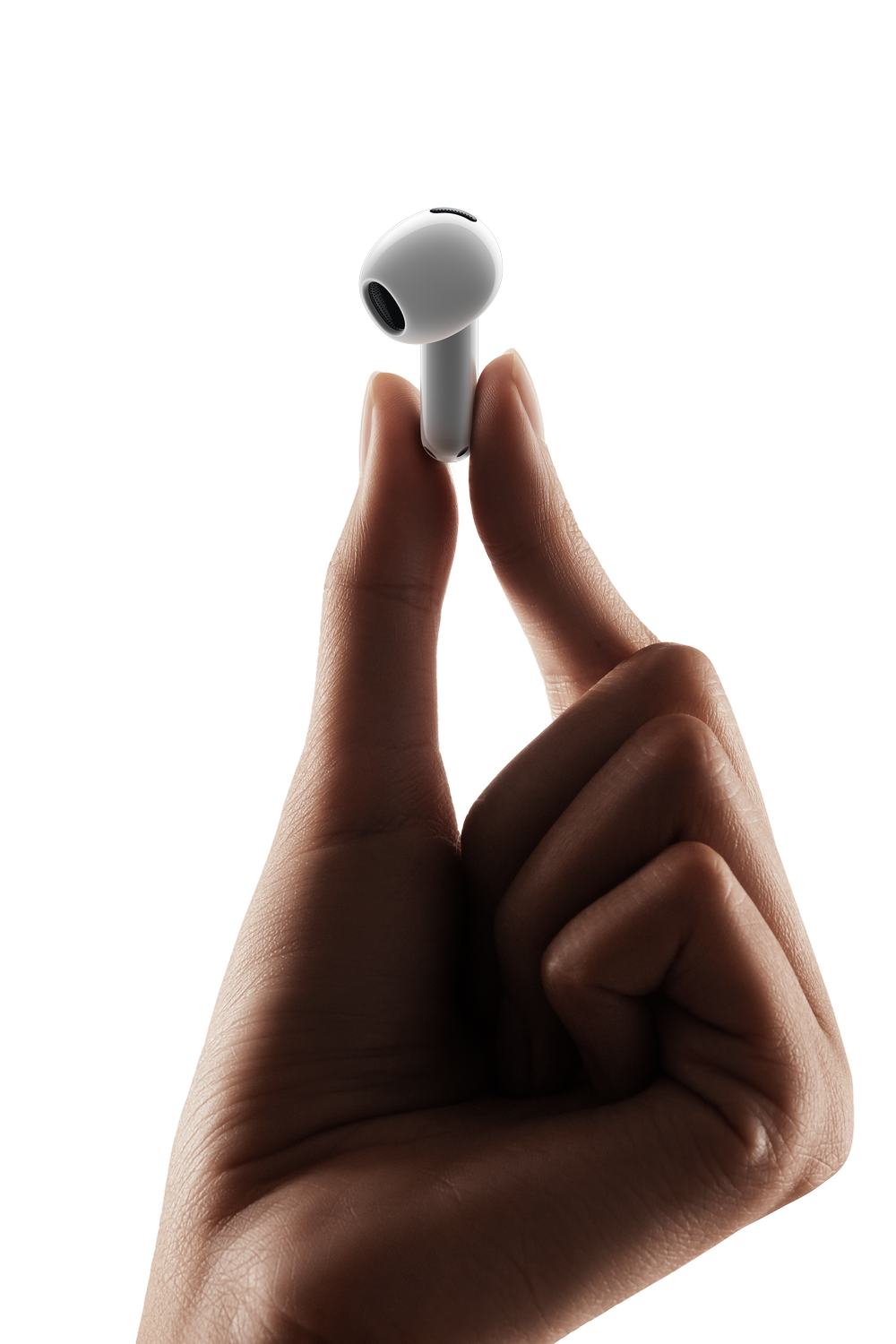 Una mano sostiene un auricular blanco sobre fondo negro.