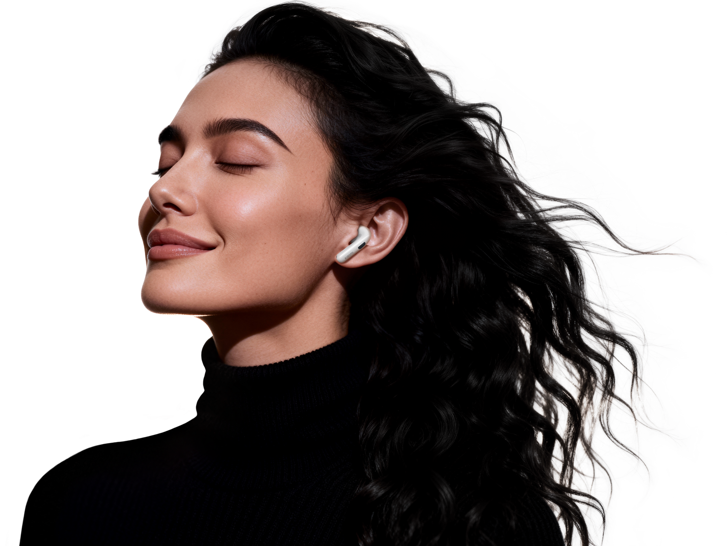 Una mujer con los ojos cerrados y un audífono blanco en la oreja, su cabello negro ondea.
