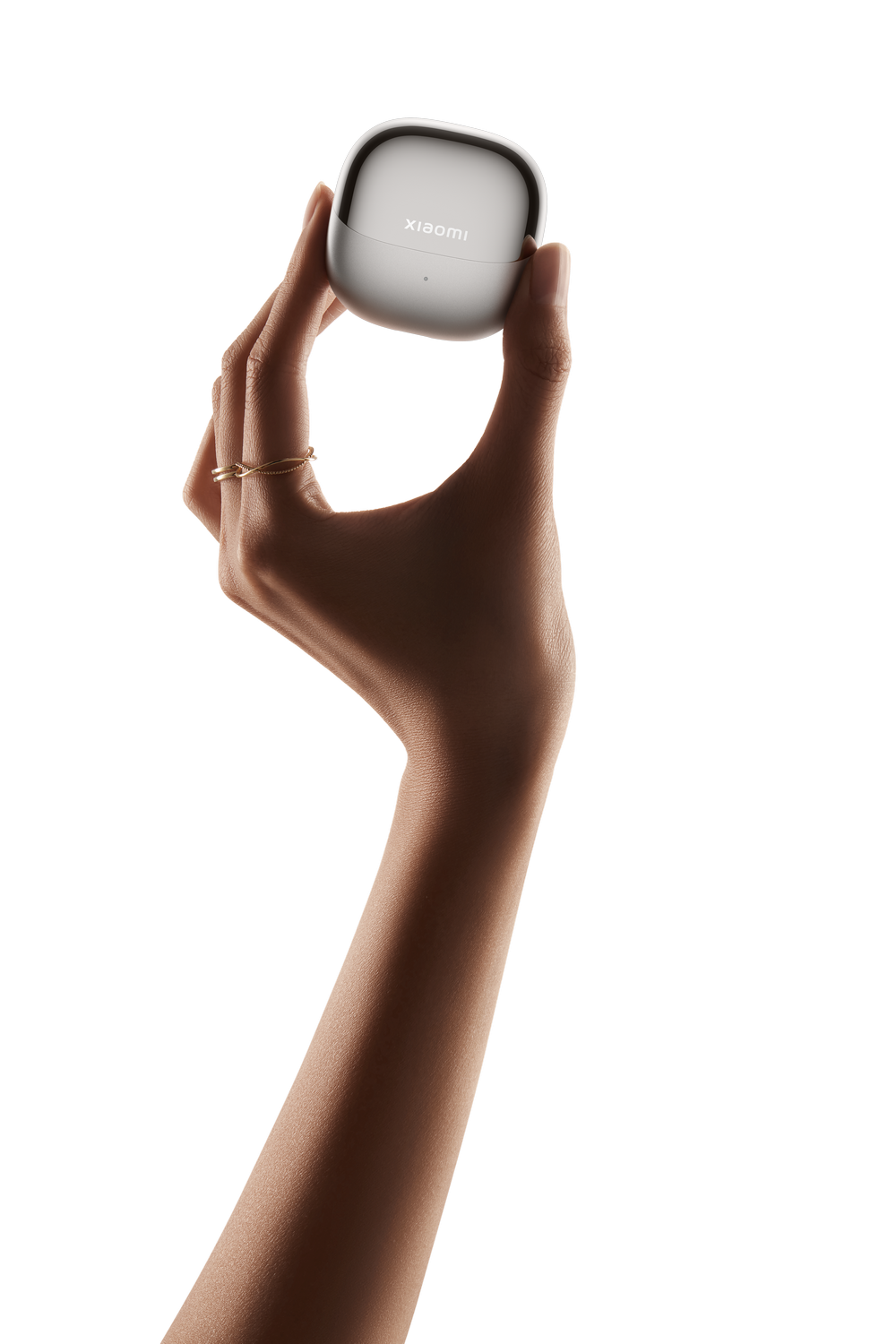 Una mano sostiene un estuche de carga blanco para auriculares con el logo de Xiaomi.