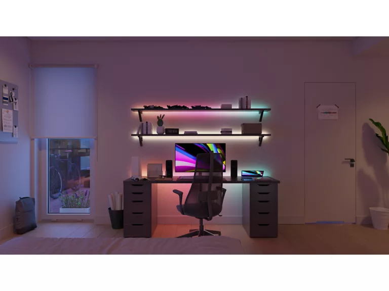 Un escritorio con computadora, silla y estantes, iluminado con luces LED.